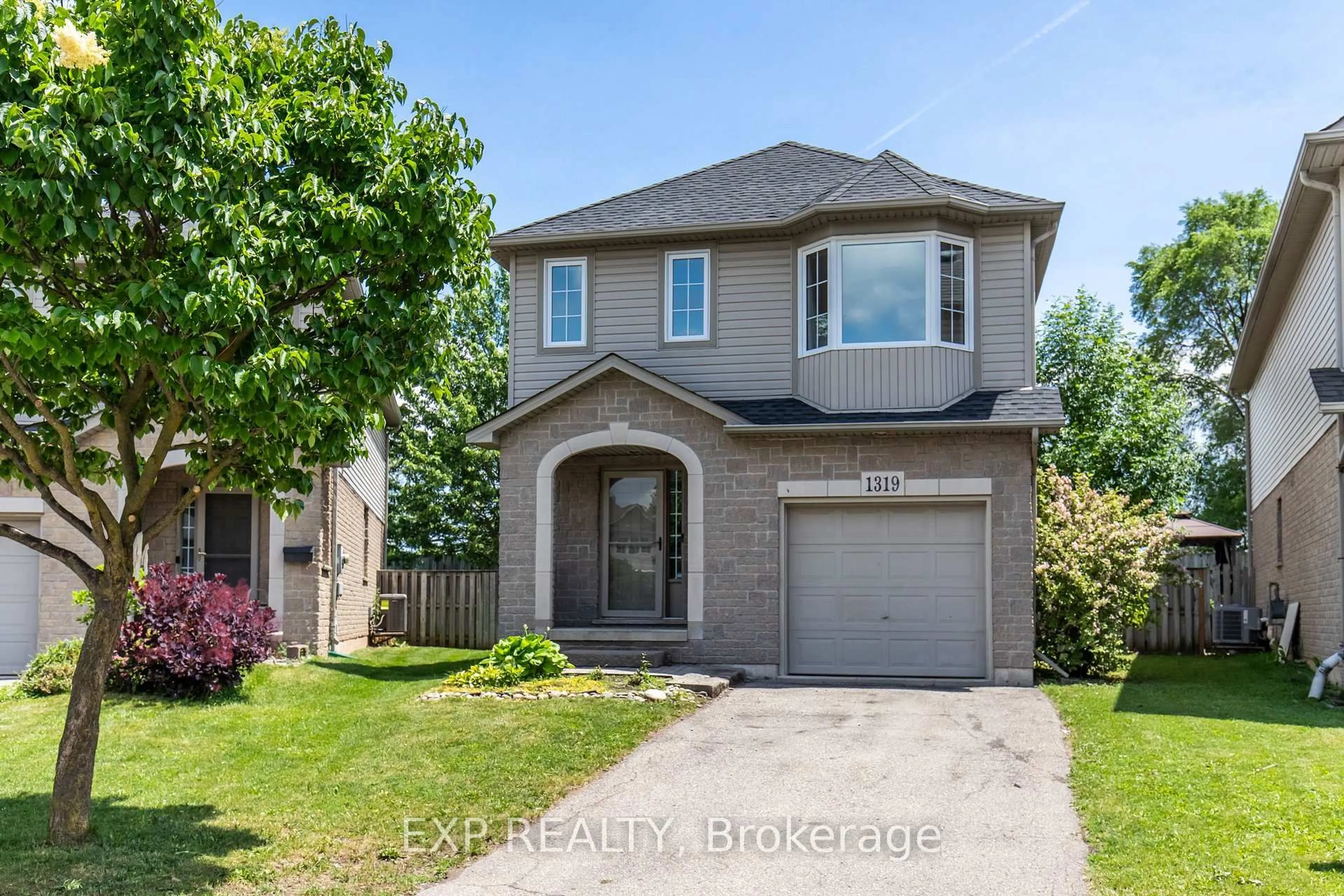 Home with brick exterior material, street for 1319 Bonnie Crt, Burlington Ontario L7R 5A2