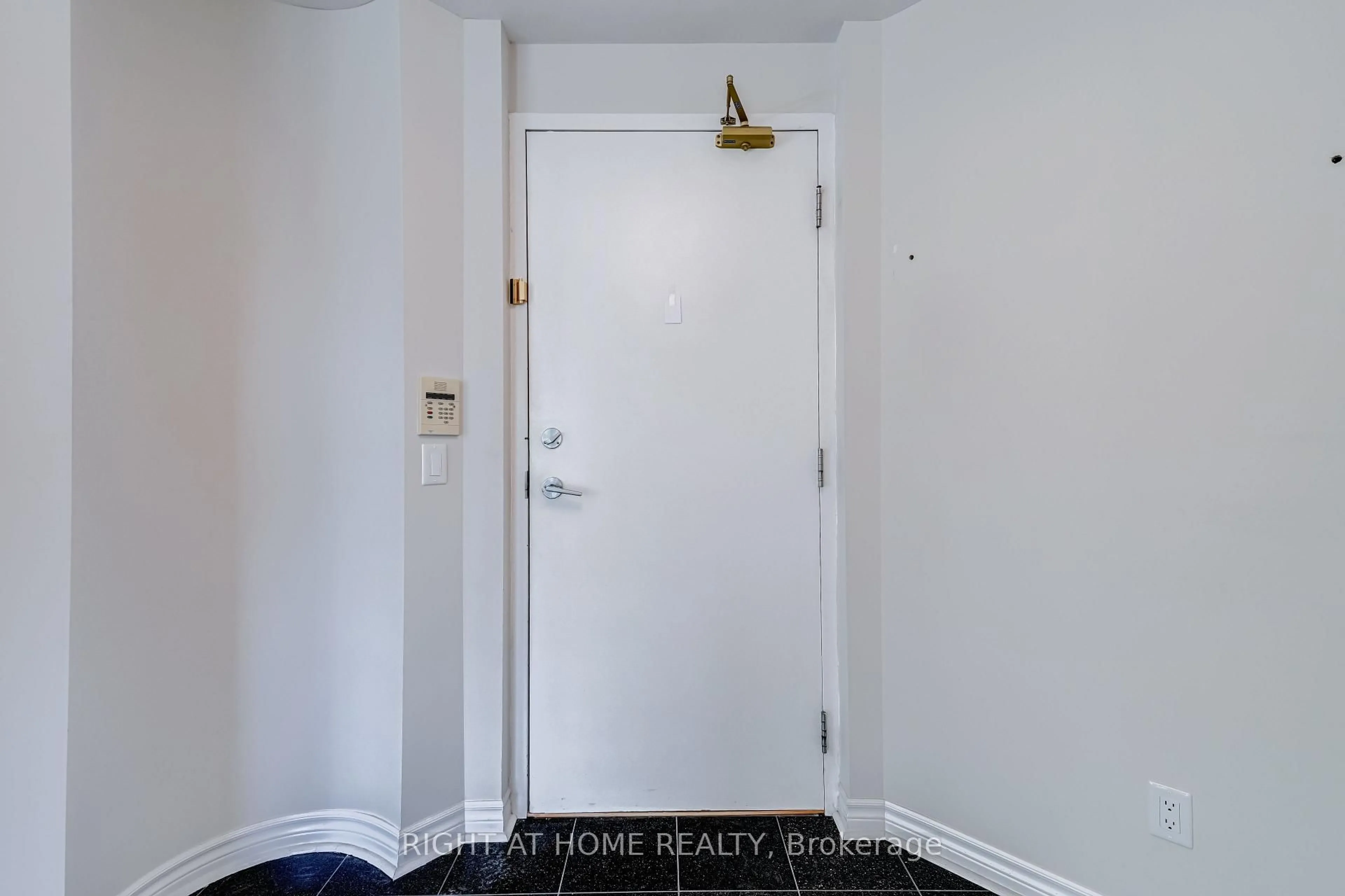Indoor entryway for 483 FAITH Ave, Mississauga Ontario L5R 0A1