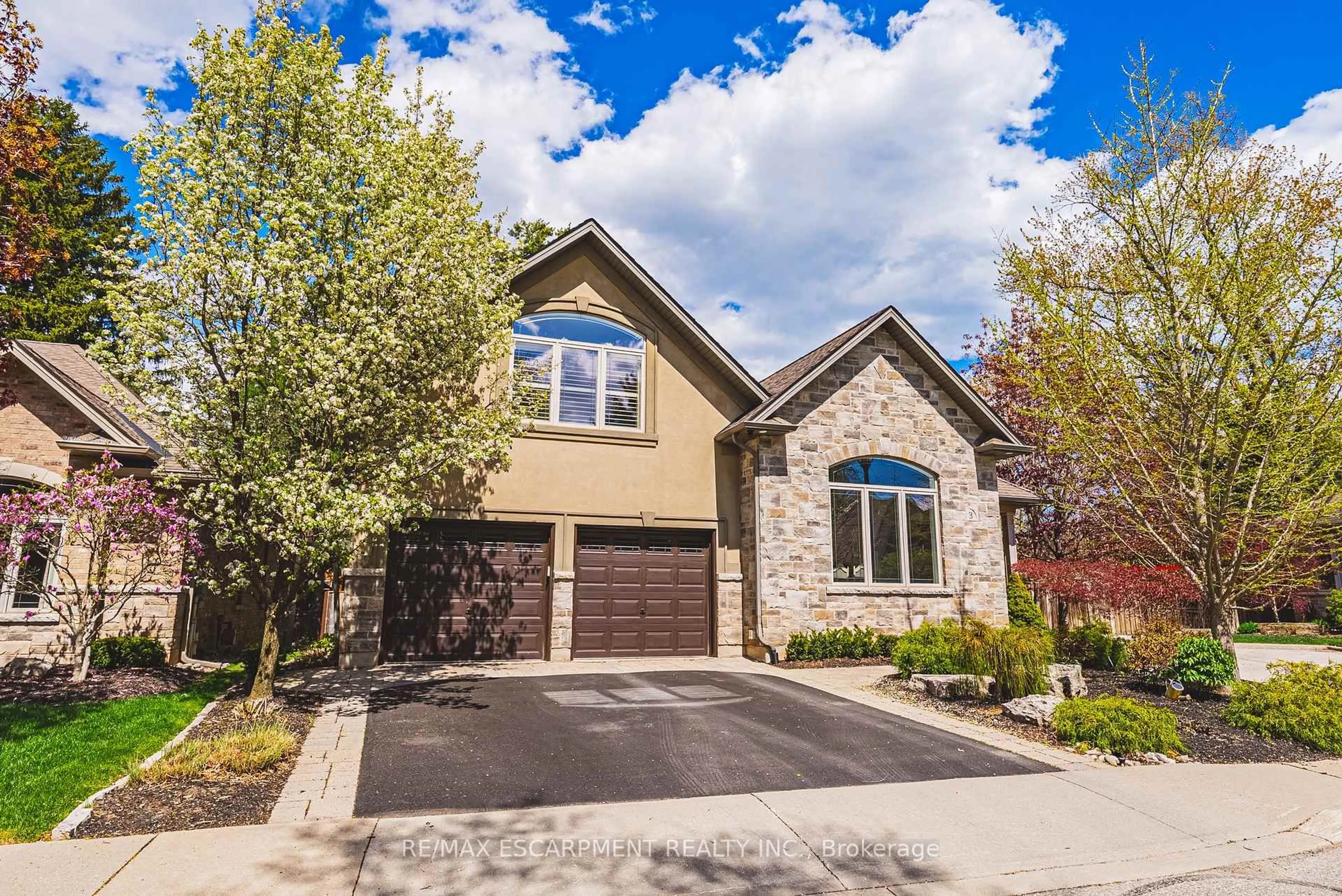 Home with brick exterior material, street for 976 Shadeland Ave #3, Burlington Ontario L7T 2M5