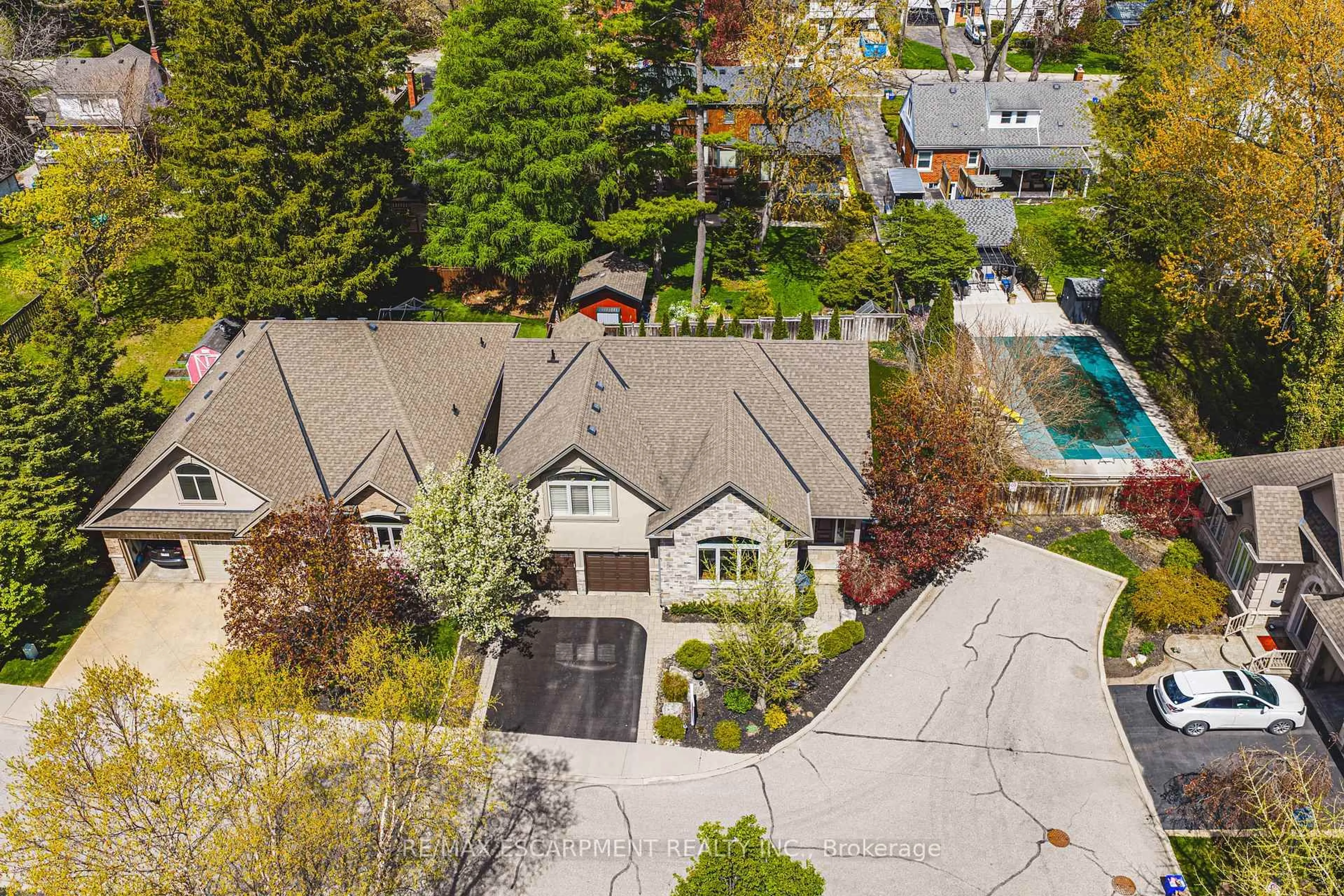 A pic from outside/outdoor area/front of a property/back of a property/a pic from drone, street for 976 Shadeland Ave #3, Burlington Ontario L7T 2M5