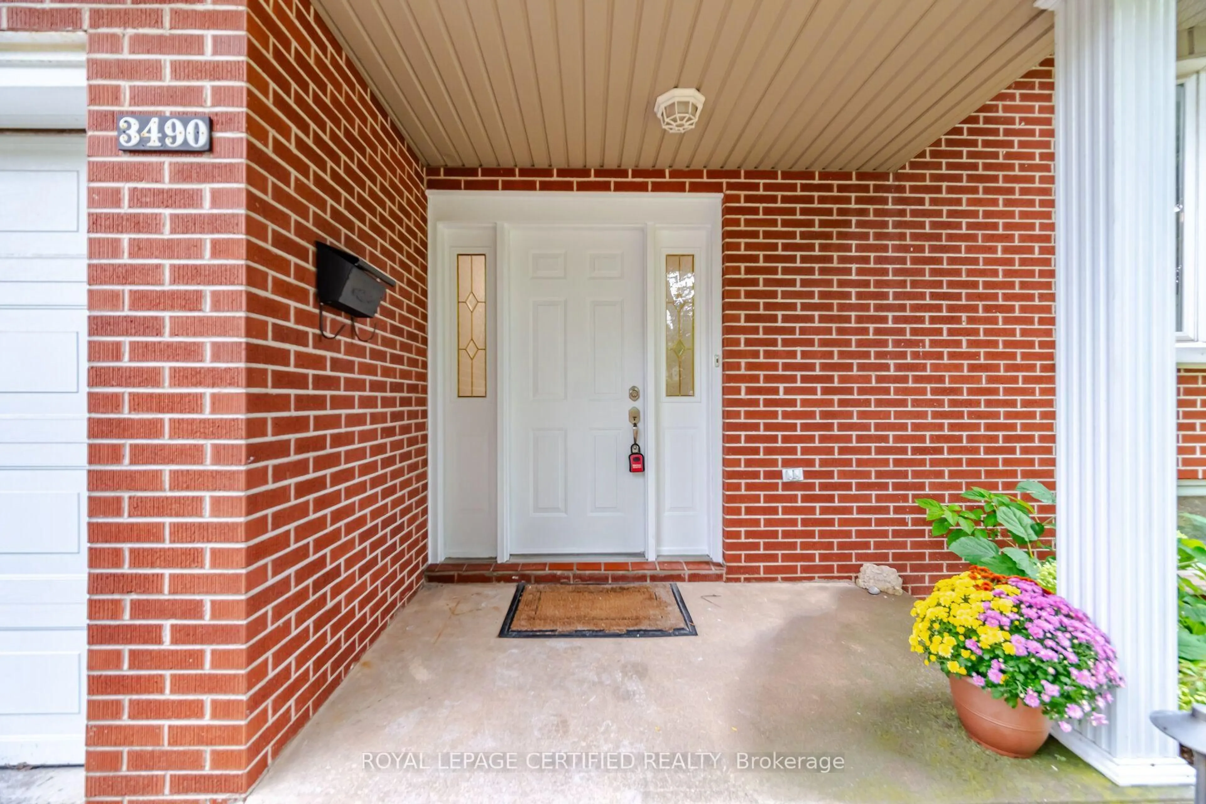 Indoor entryway for 3490 Rexway Dr, Burlington Ontario L7N 2L6