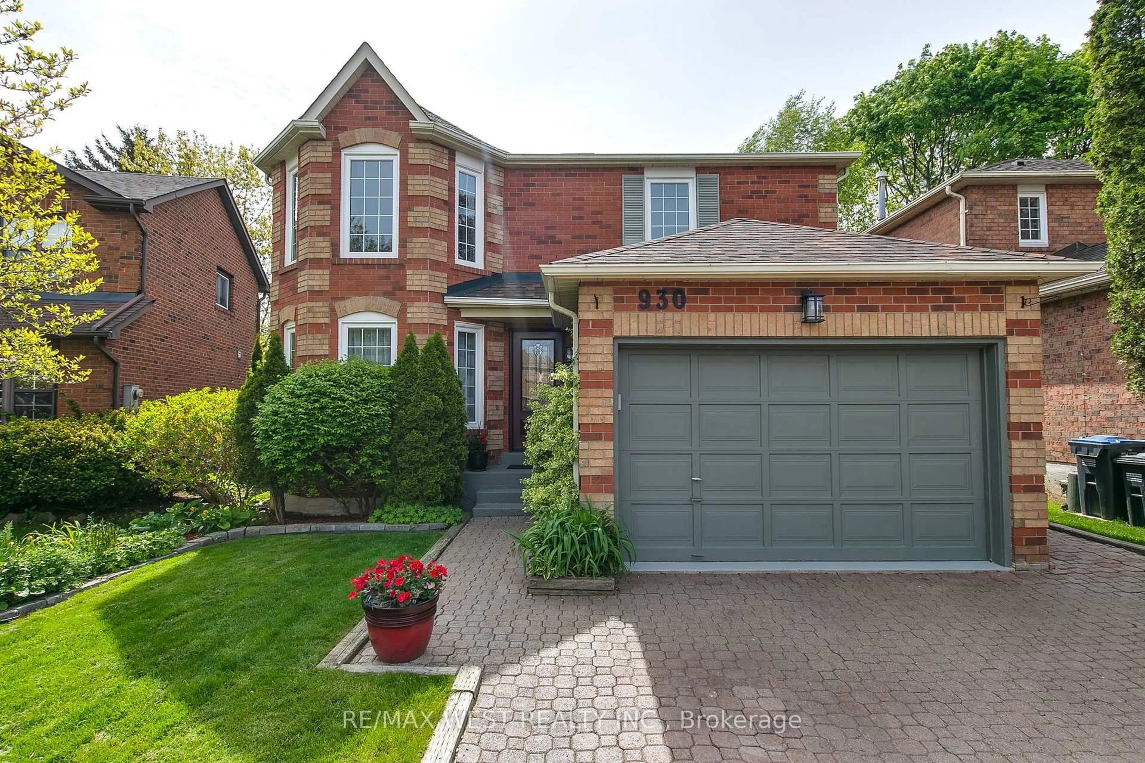 Home with brick exterior material, street for 930 Maramis Crt, Mississauga Ontario L5H 4G2