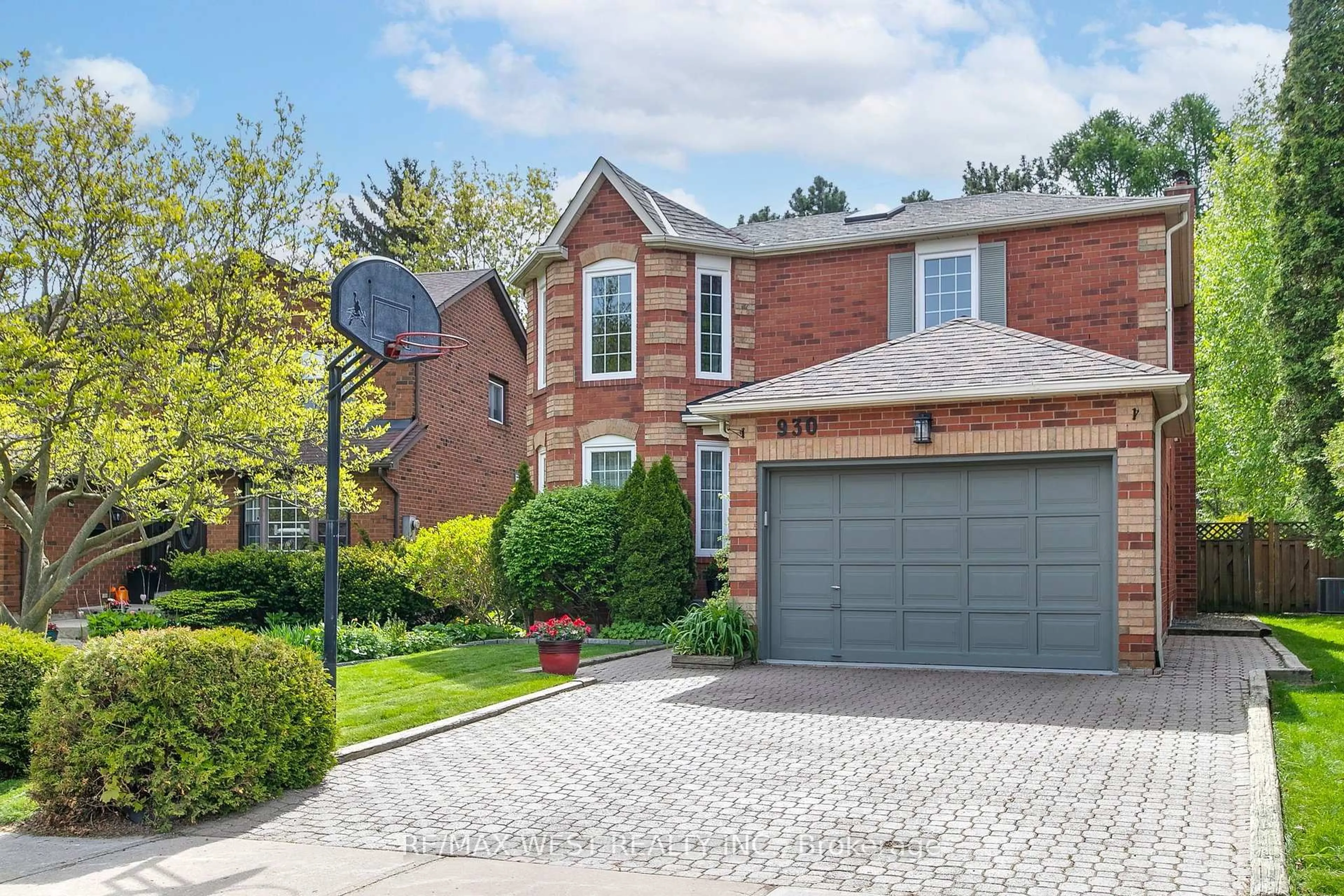 Home with brick exterior material, street for 930 Maramis Crt, Mississauga Ontario L5H 4G2