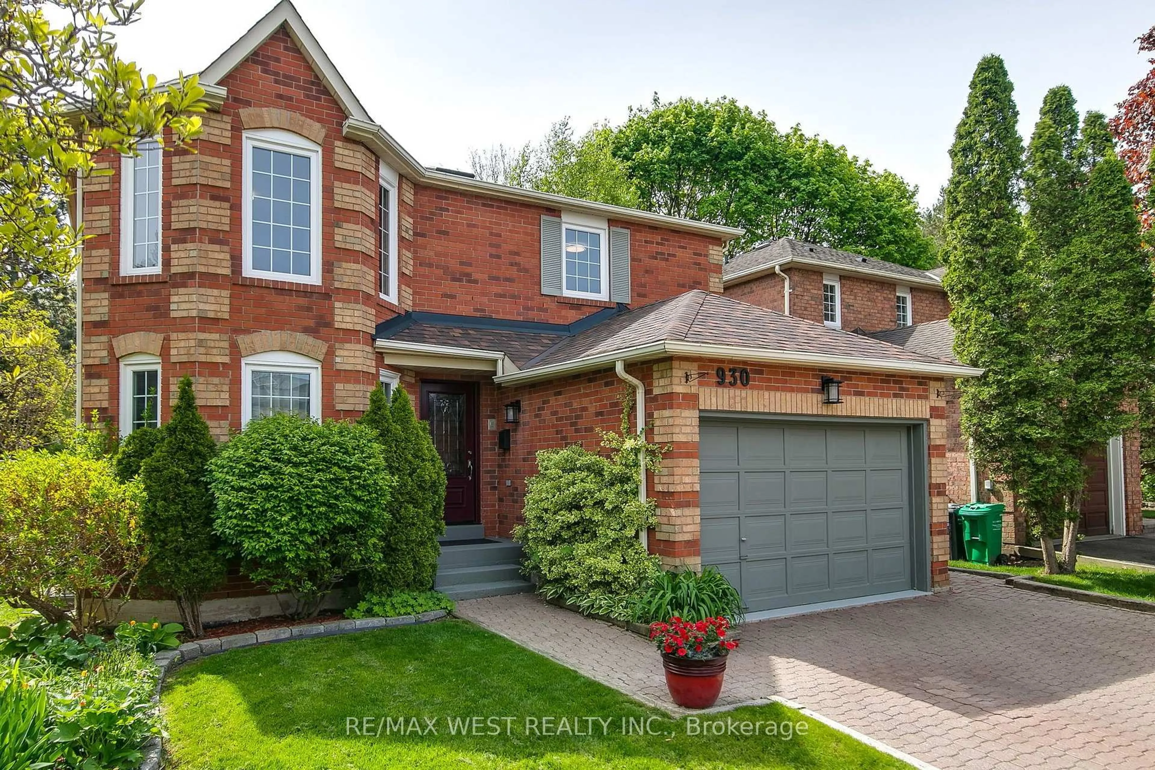 Home with brick exterior material, street for 930 Maramis Crt, Mississauga Ontario L5H 4G2