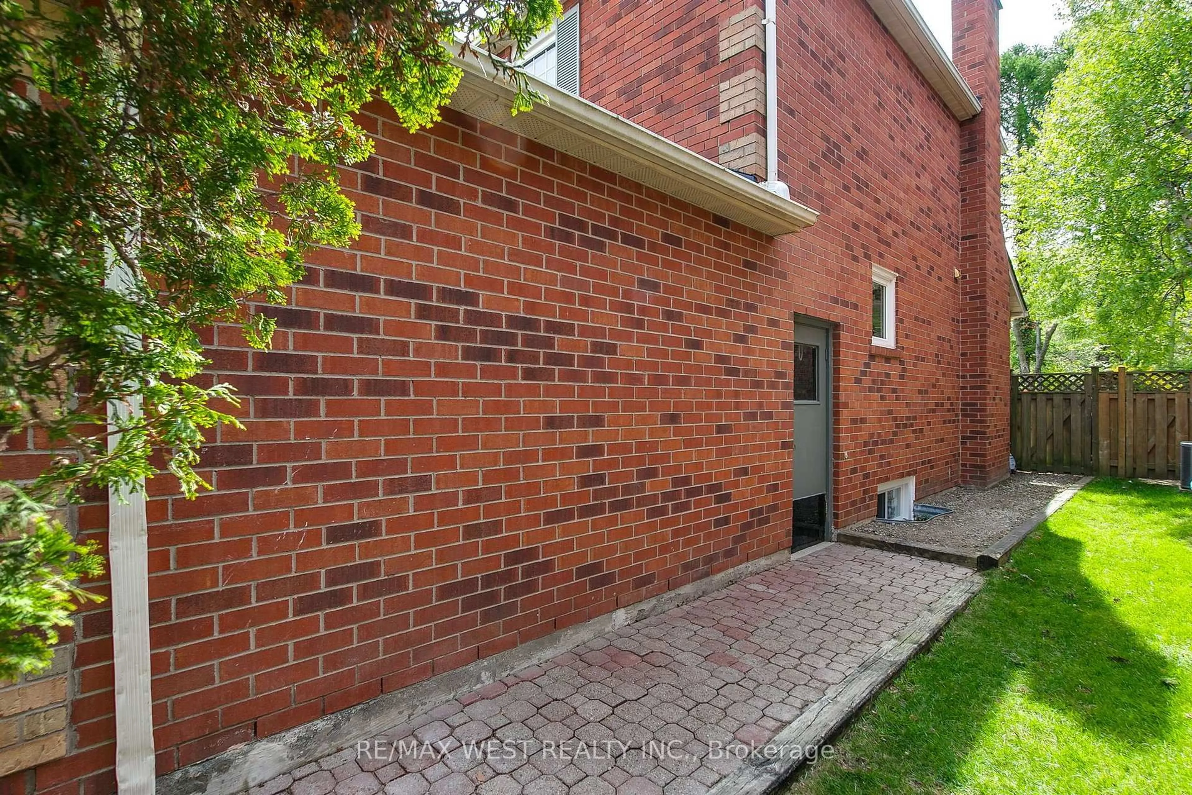 Home with brick exterior material, street for 930 Maramis Crt, Mississauga Ontario L5H 4G2