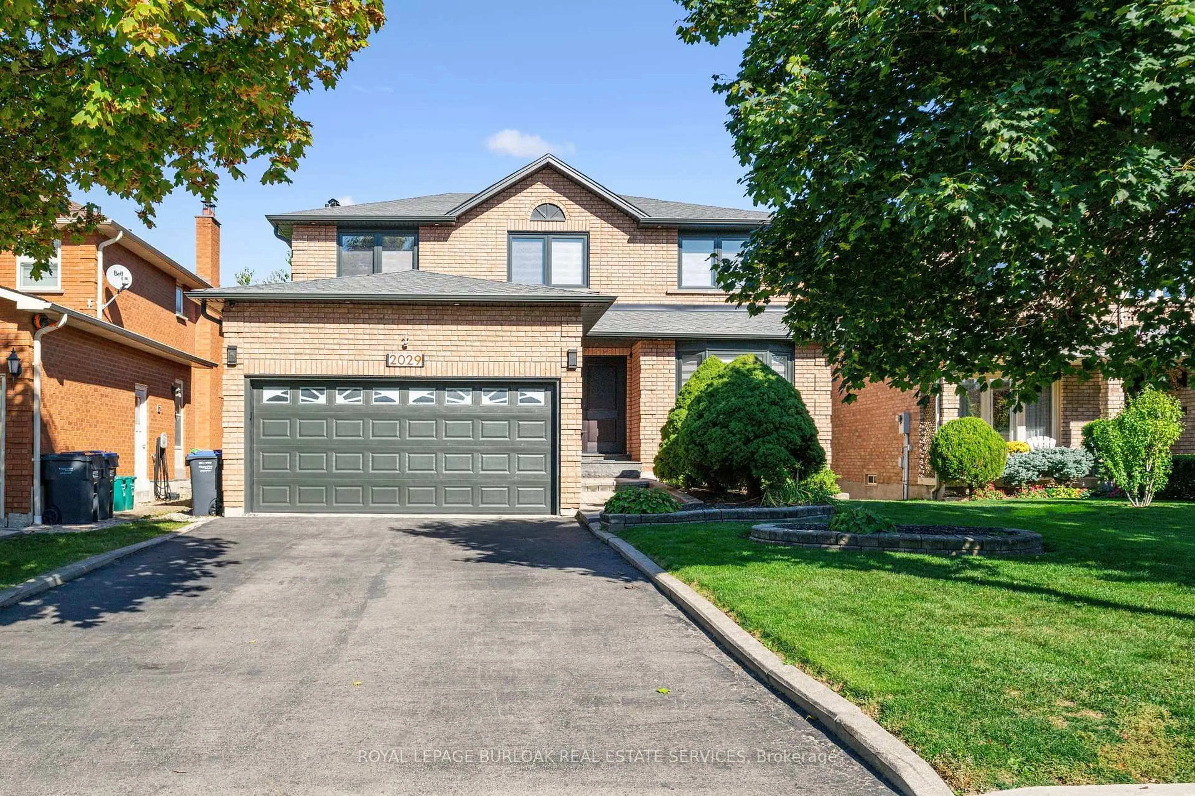 Home with brick exterior material, street for 2029 Kempton Park Dr, Mississauga Ontario L5M 2Z4