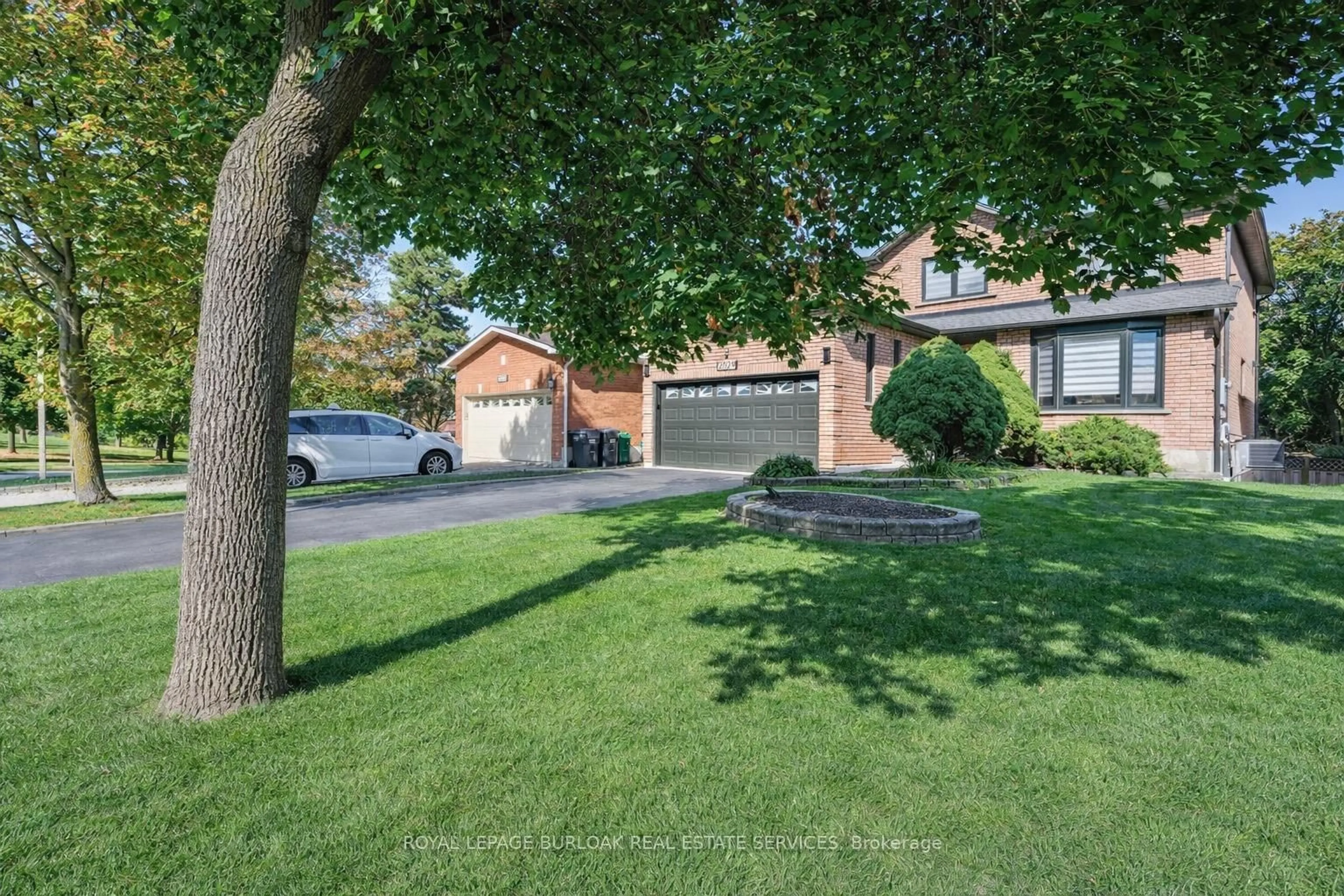 A pic from outside/outdoor area/front of a property/back of a property/a pic from drone, street for 2029 Kempton Park Dr, Mississauga Ontario L5M 2Z4