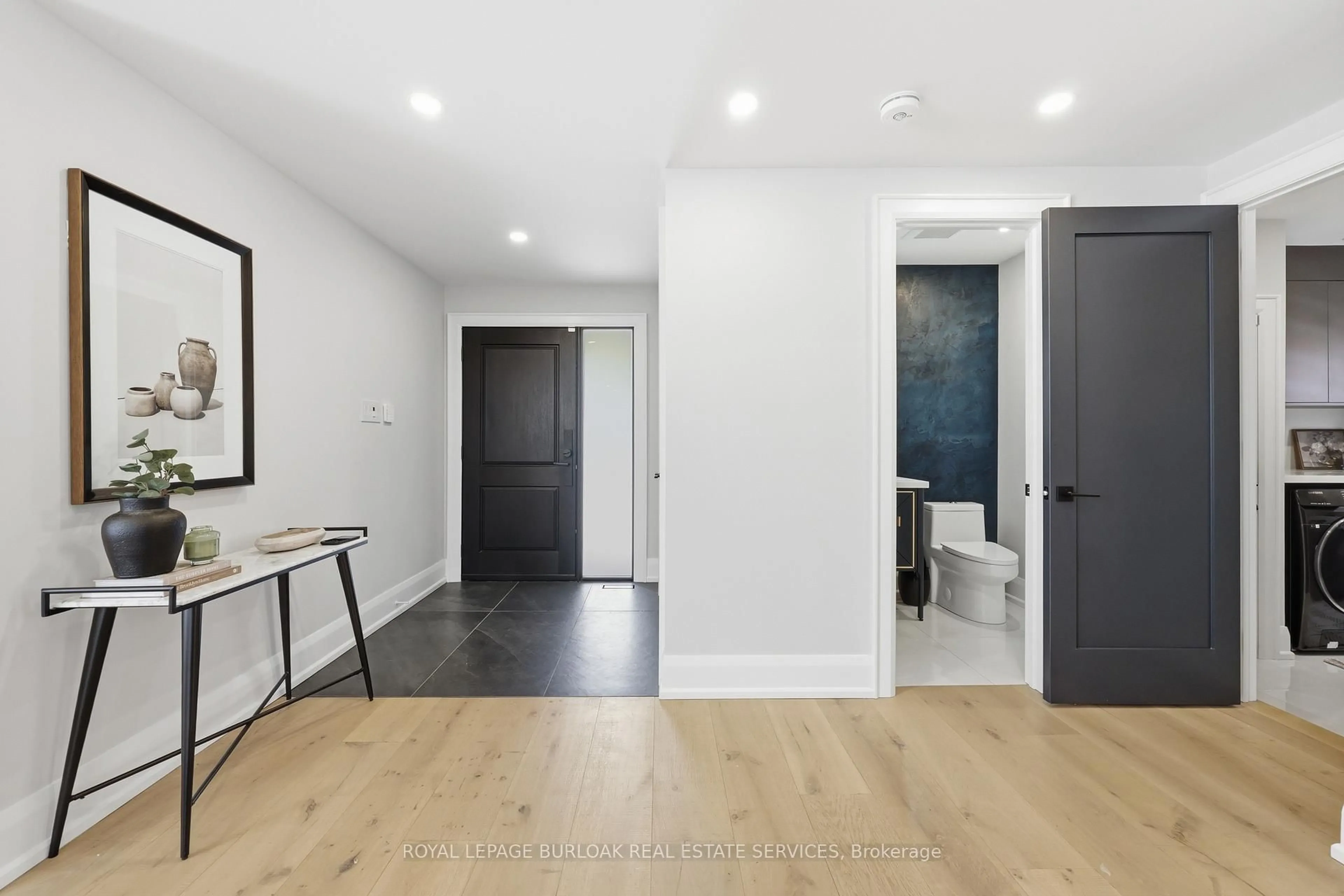 Indoor entryway for 2029 Kempton Park Dr, Mississauga Ontario L5M 2Z4