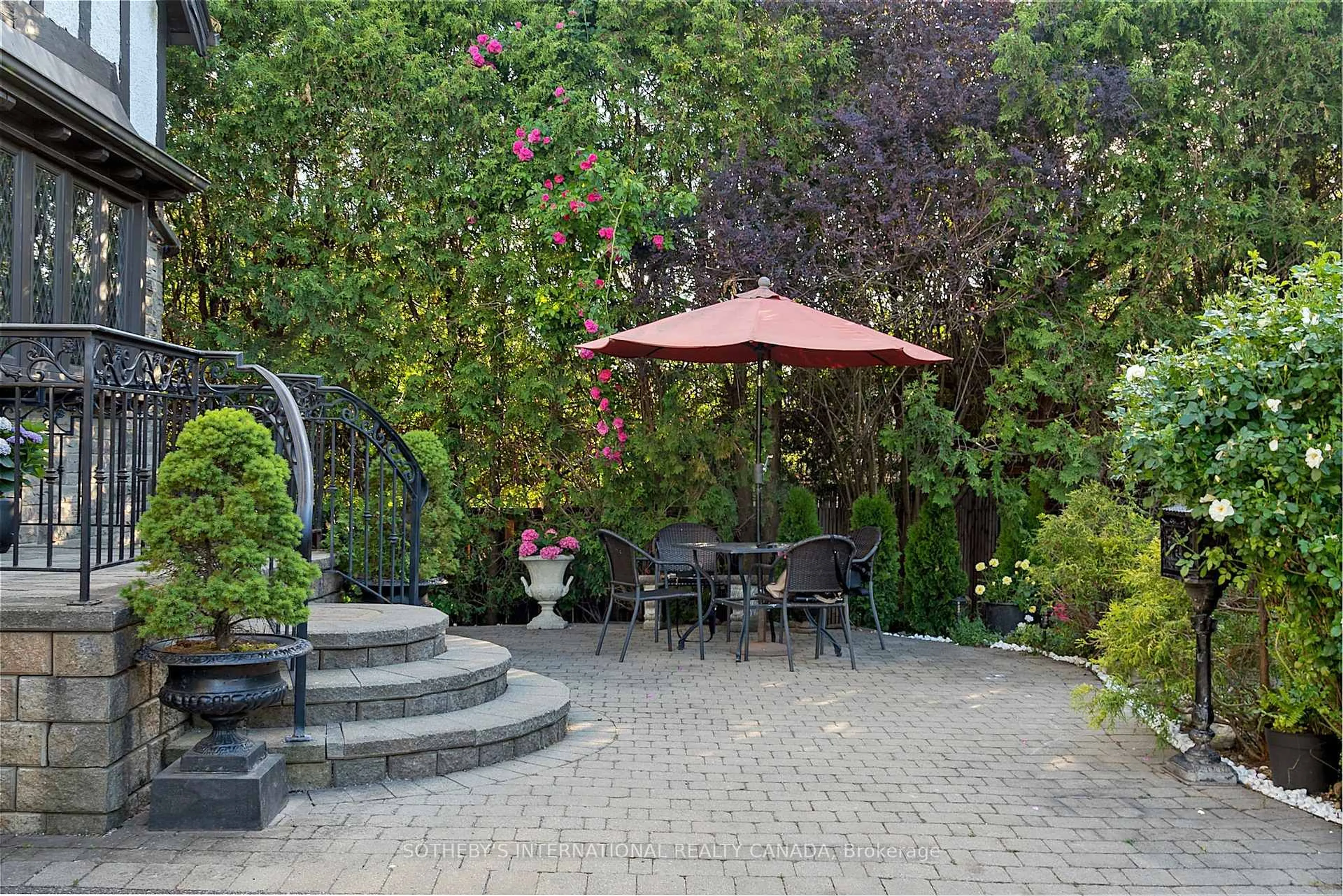 Patio, street for 4009 Bloor St, Toronto Ontario M9B 1M4
