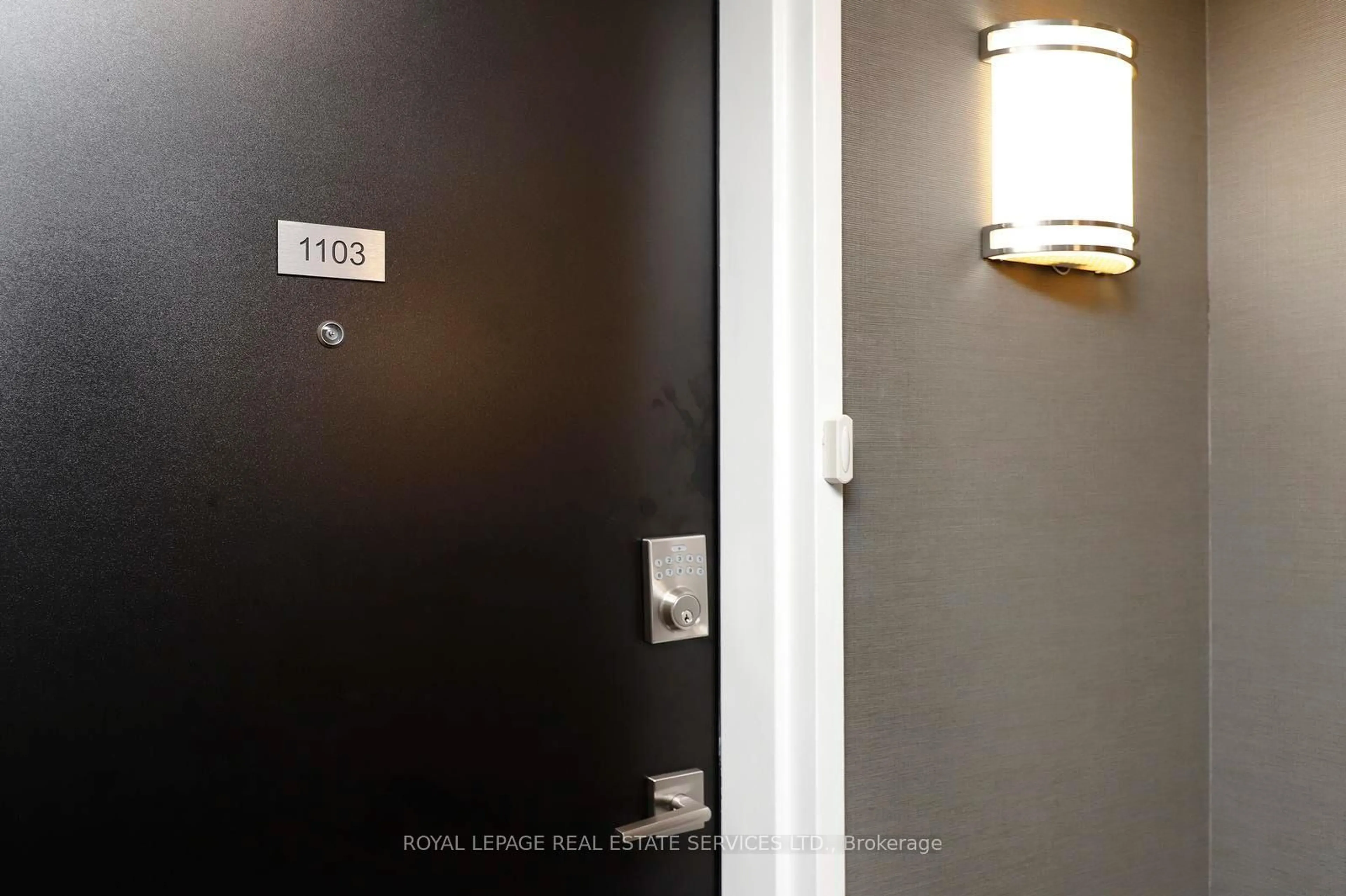 Indoor entryway for 965 Inverhouse Dr #1103, Mississauga Ontario L5J 4B4