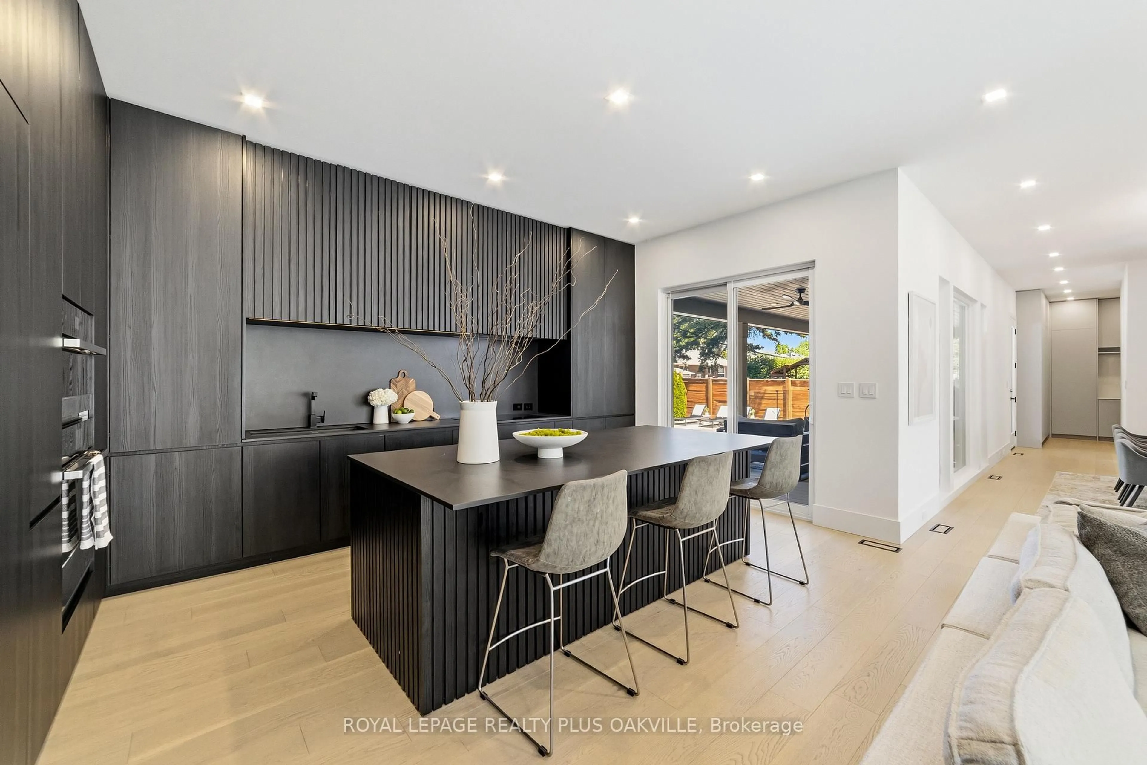 Contemporary kitchen, unknown for 1189 Tisdale St, Oakville Ontario L6L 2S9