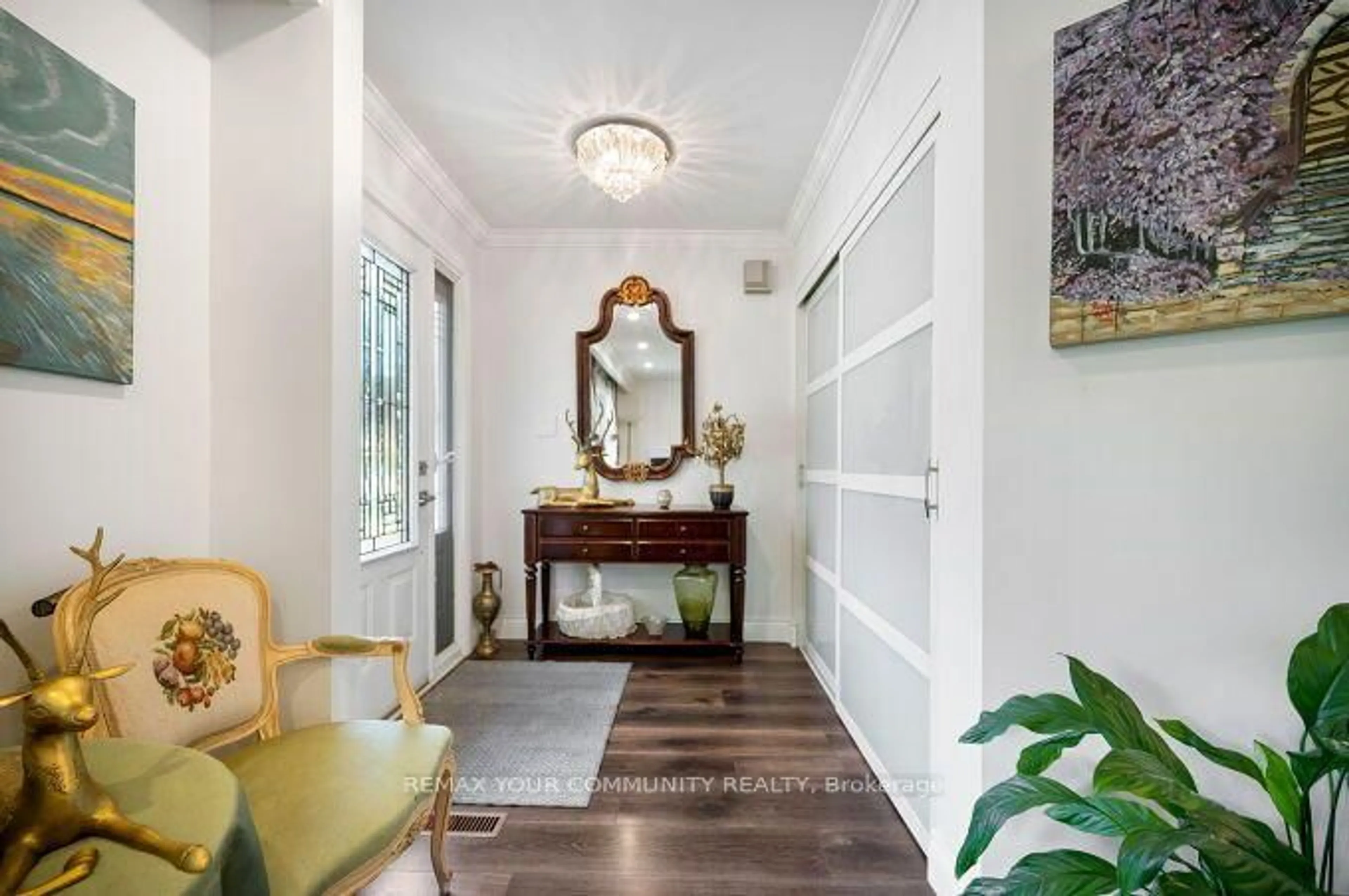 Indoor entryway for 3202 Centennial Dr, Burlington Ontario L7M 1C2