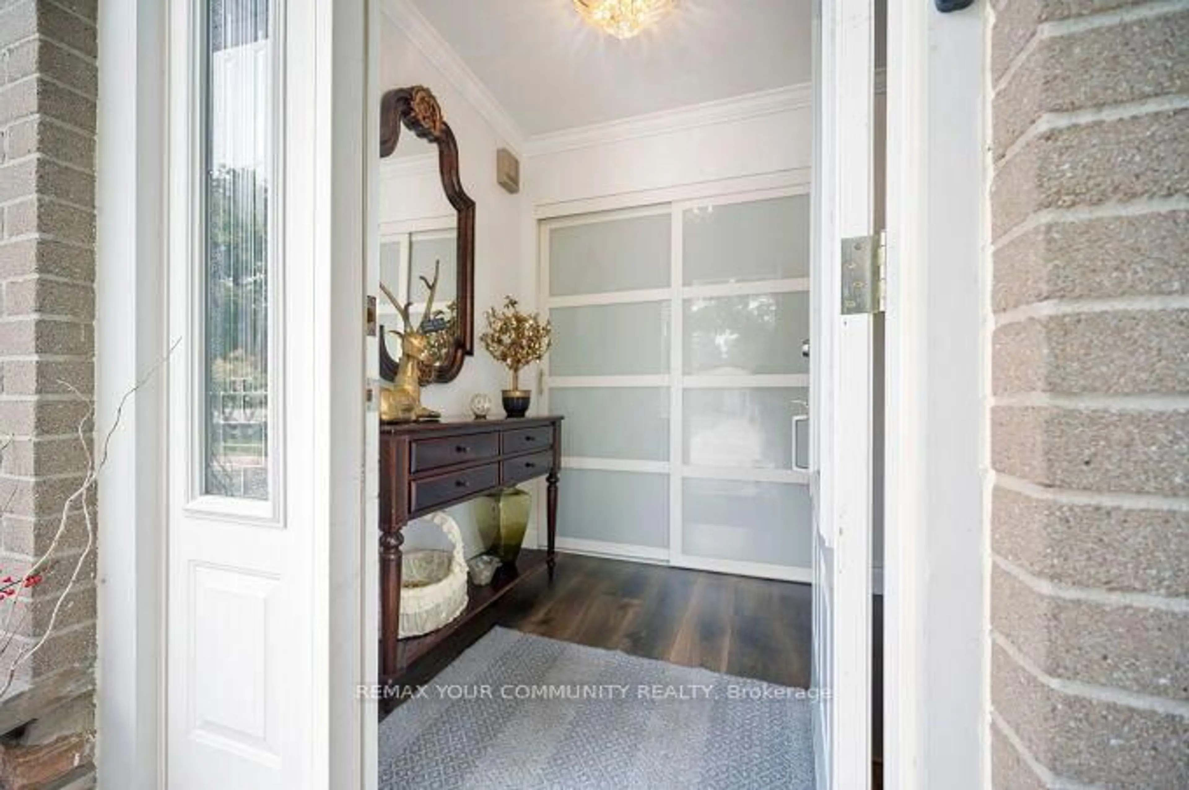 Indoor entryway for 3202 Centennial Dr, Burlington Ontario L7M 1C2
