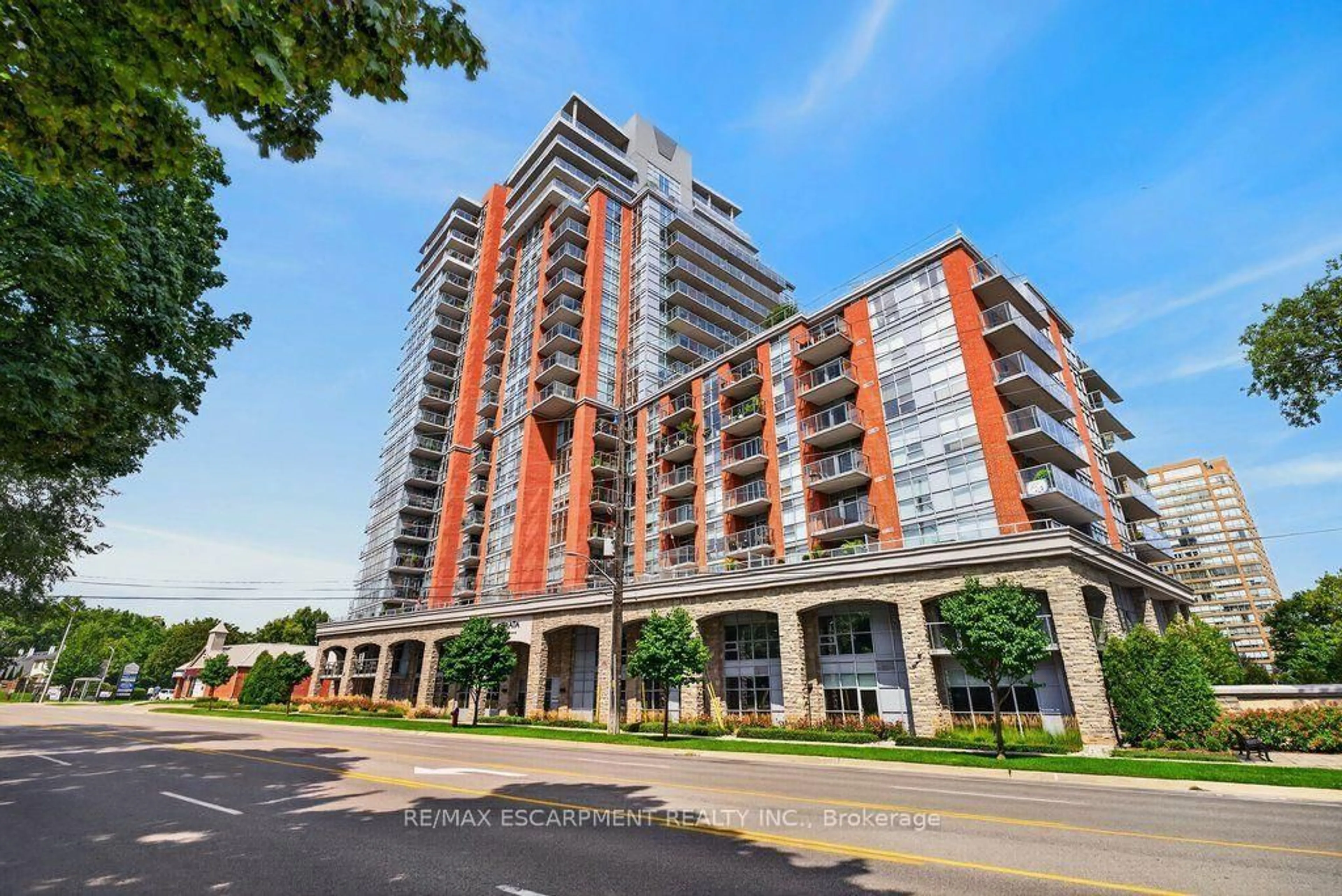 Indoor foyer for 551 Maple Ave #612, Burlington Ontario L7S 1M7