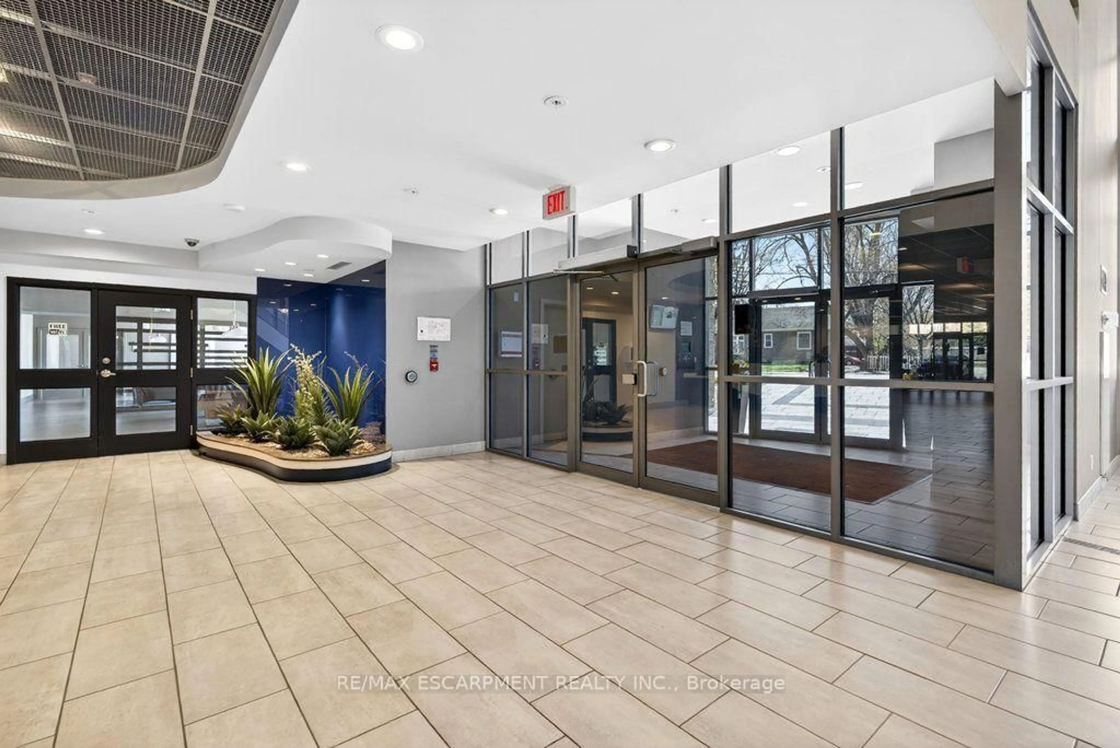 Indoor foyer for 551 Maple Ave #612, Burlington Ontario L7S 1M7