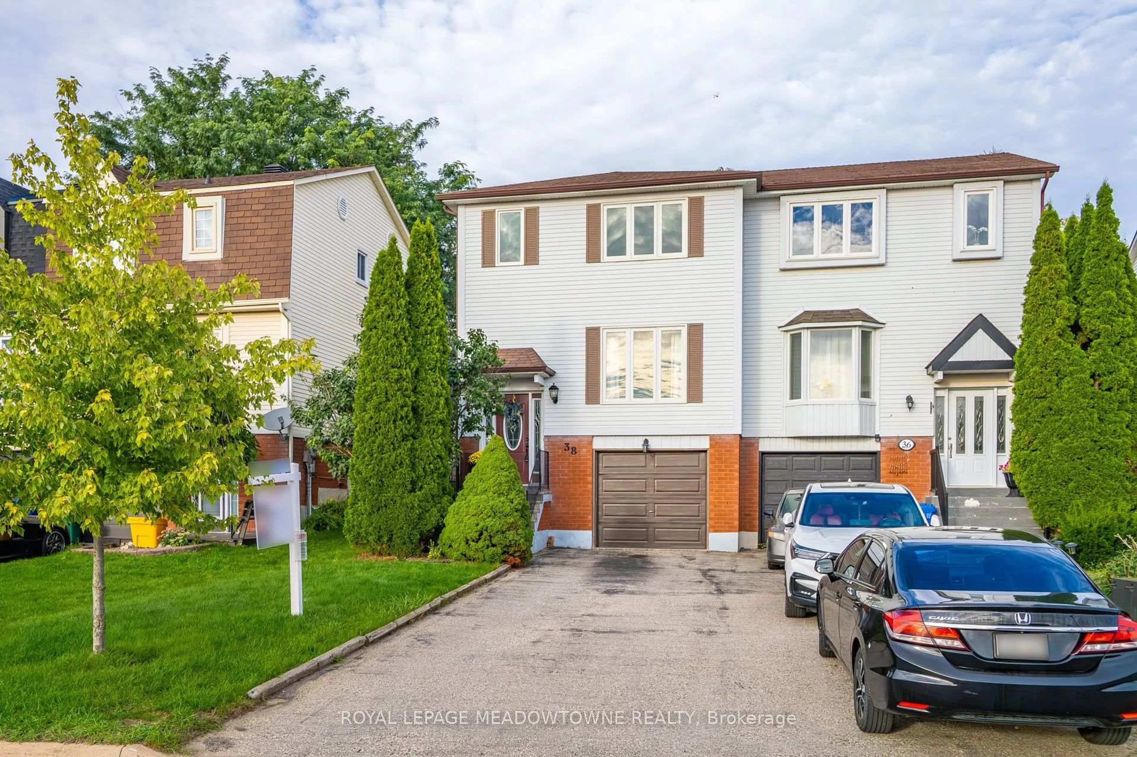 A pic from outside/outdoor area/front of a property/back of a property/a pic from drone, street for 38 Lakeview Crt, Orangeville Ontario L9W 4P2