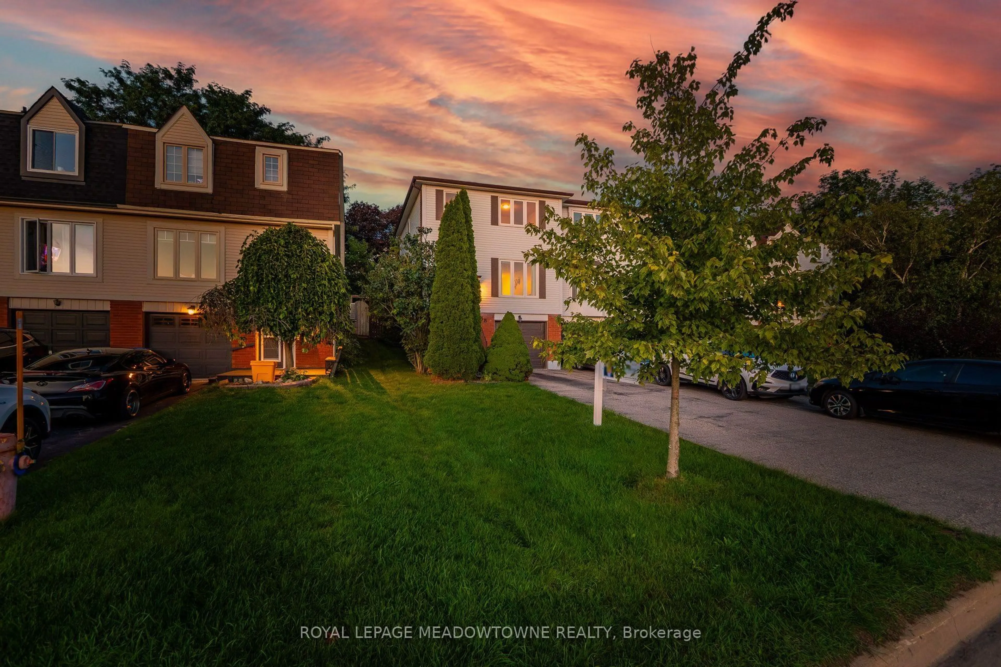 A pic from outside/outdoor area/front of a property/back of a property/a pic from drone, street for 38 Lakeview Crt, Orangeville Ontario L9W 4P2