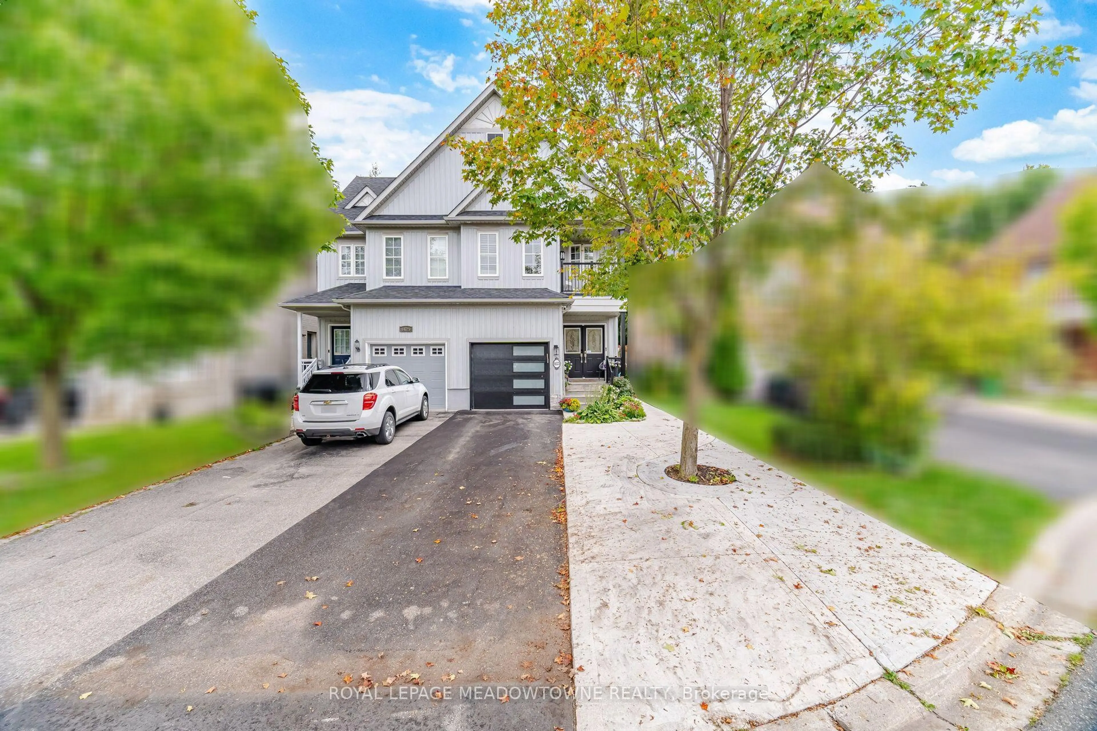 A pic from outside/outdoor area/front of a property/back of a property/a pic from drone, street for 6623 Blackheath Rdge, Mississauga Ontario L5W 1Z7