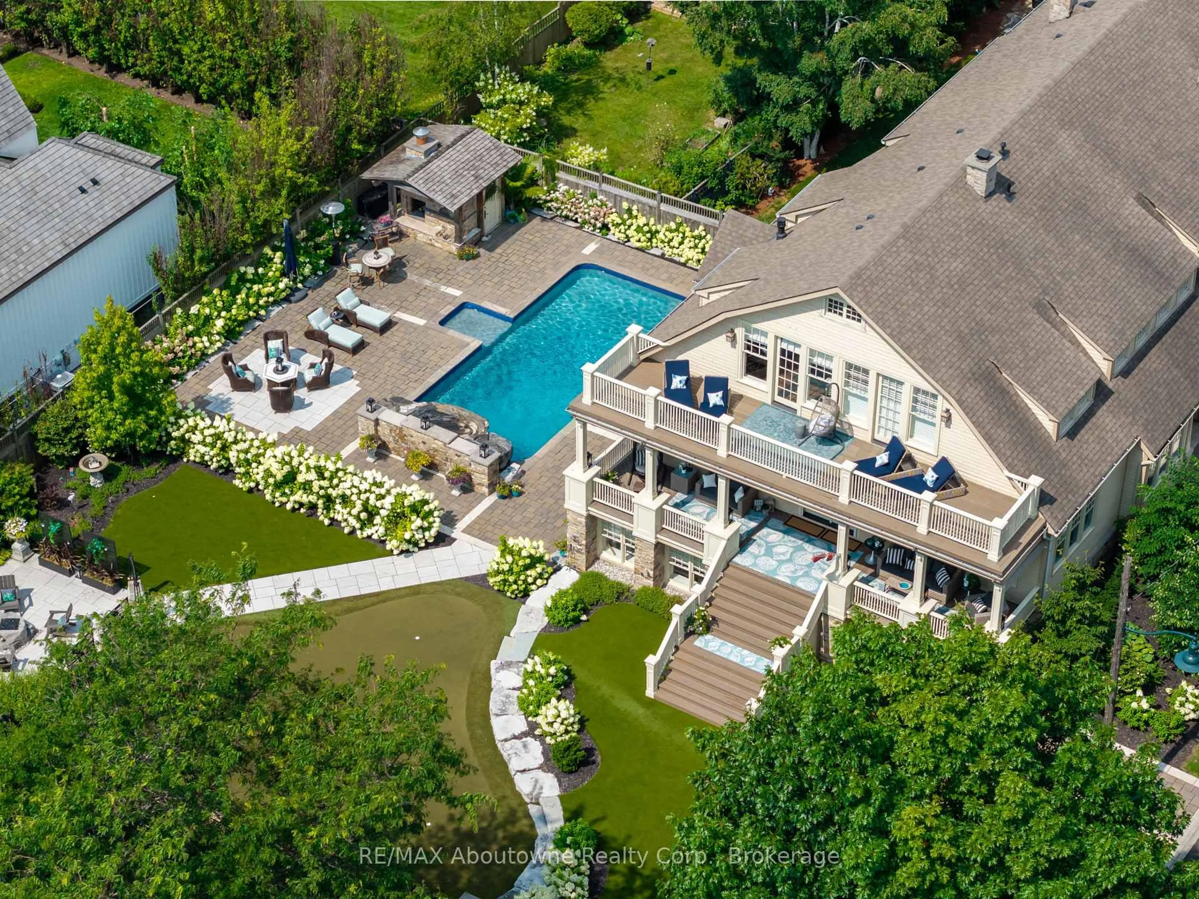 A pic from outside/outdoor area/front of a property/back of a property/a pic from drone, water/lake/river/ocean view for 26 Trafalgar Rd, Oakville Ontario L6J 3E7