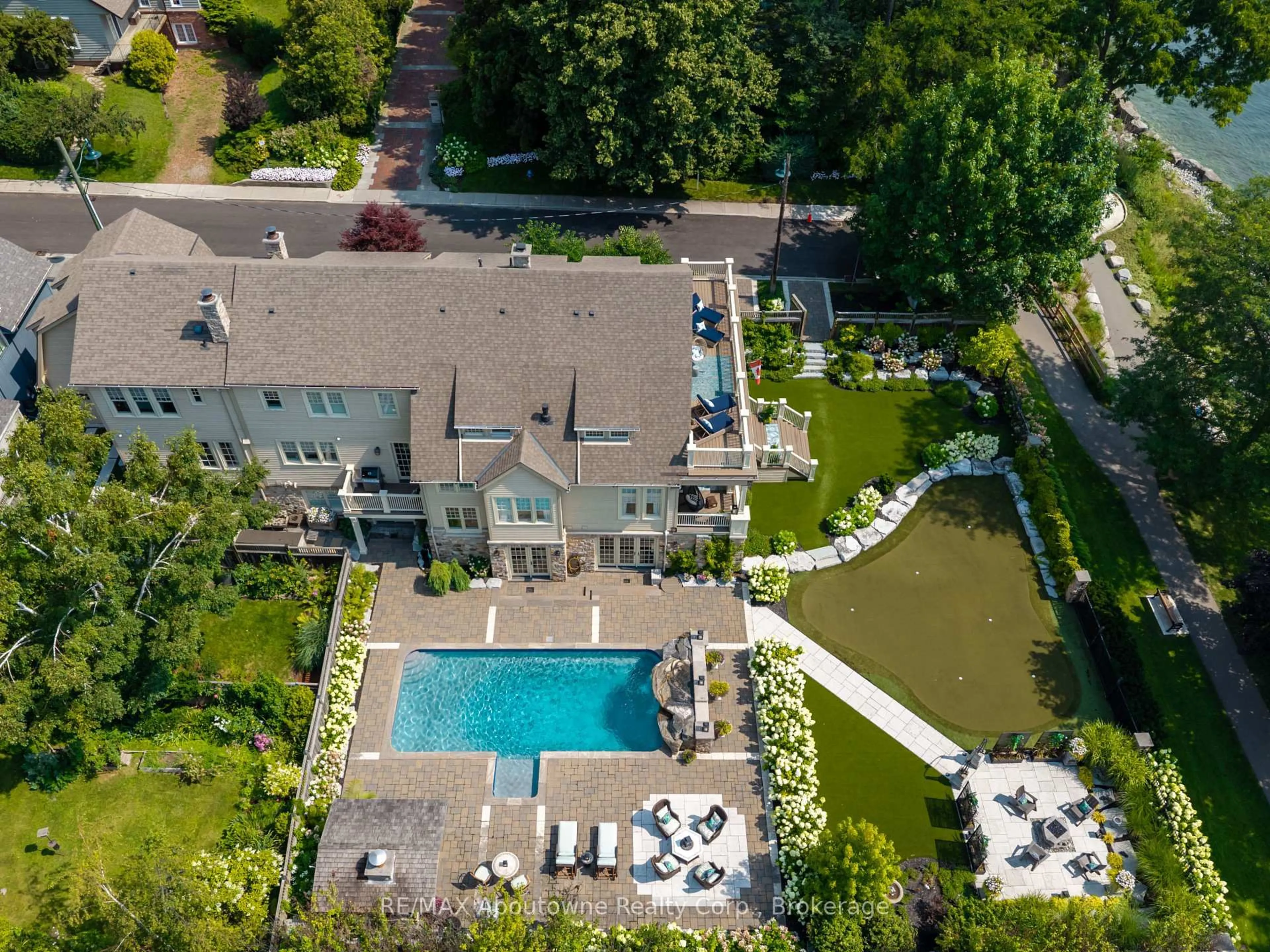 A pic from outside/outdoor area/front of a property/back of a property/a pic from drone, water/lake/river/ocean view for 26 Trafalgar Rd, Oakville Ontario L6J 3E7