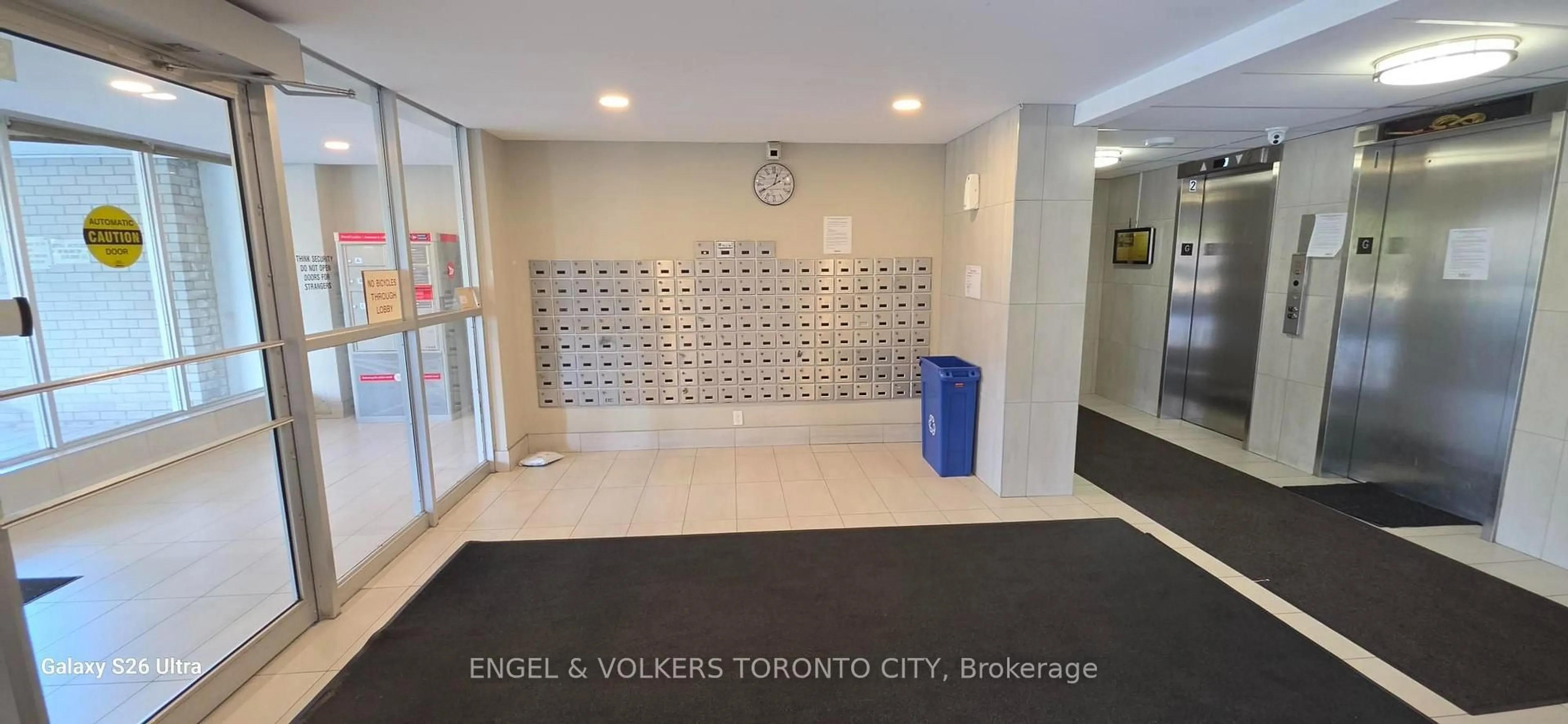 Indoor foyer for 1100 Caven St #1204, Mississauga Ontario L5G 4N3