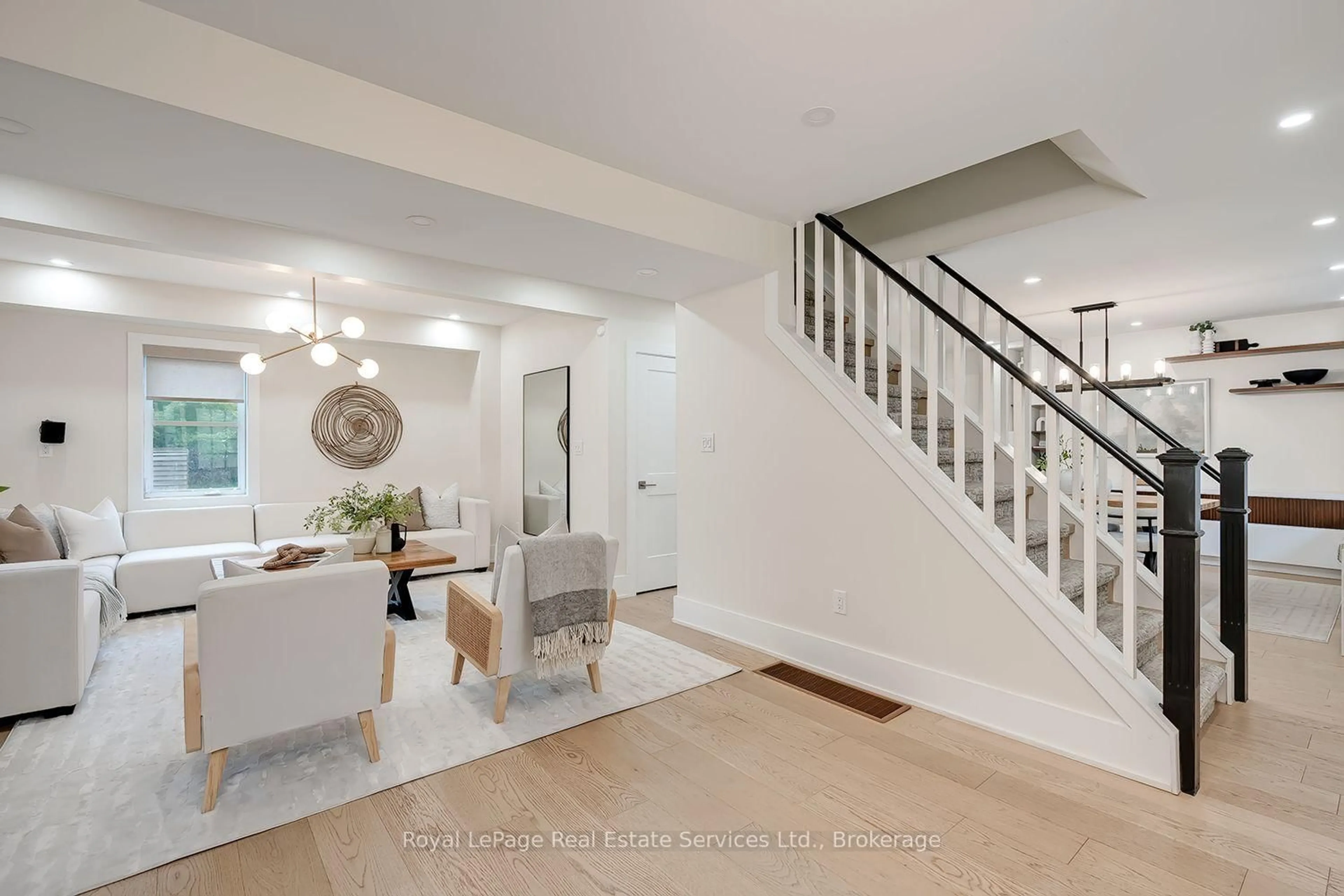 Indoor entryway for 59 Fairwood Pl, Burlington Ontario L7T 2B7
