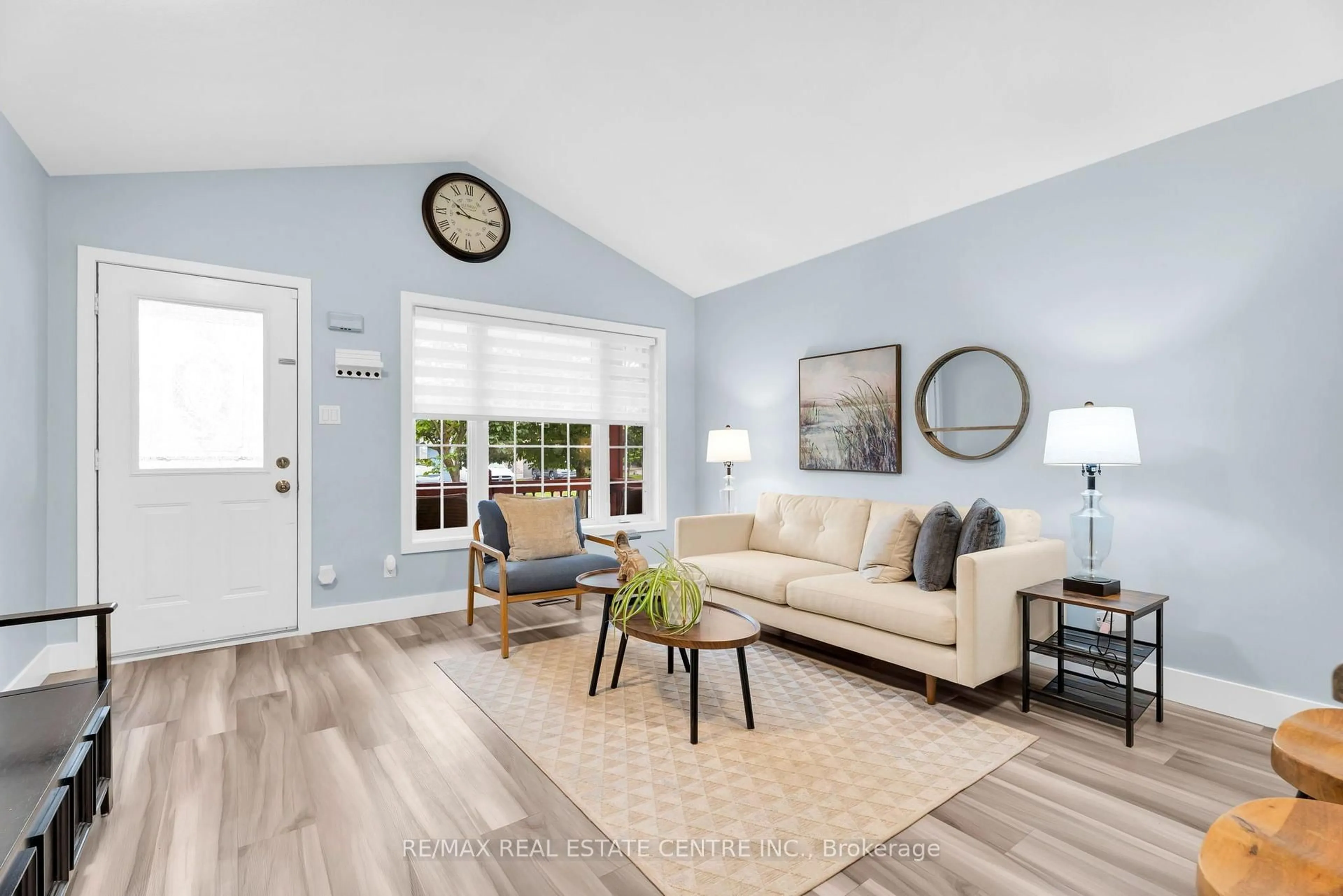 Living room with furniture, unknown for 99 Glengarry Rd, Orangeville Ontario L9W 5E4