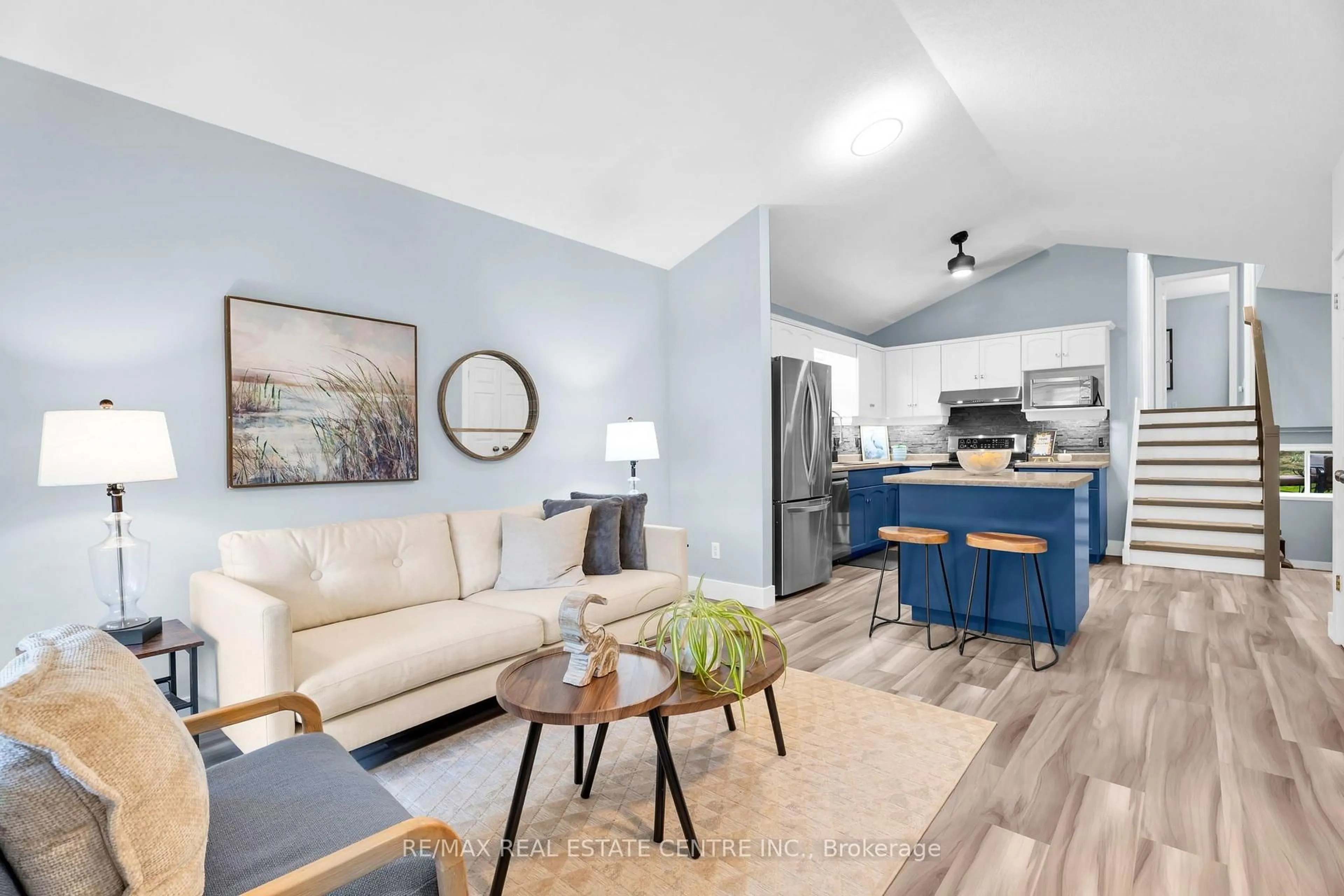 Living room with furniture, unknown for 99 Glengarry Rd, Orangeville Ontario L9W 5E4