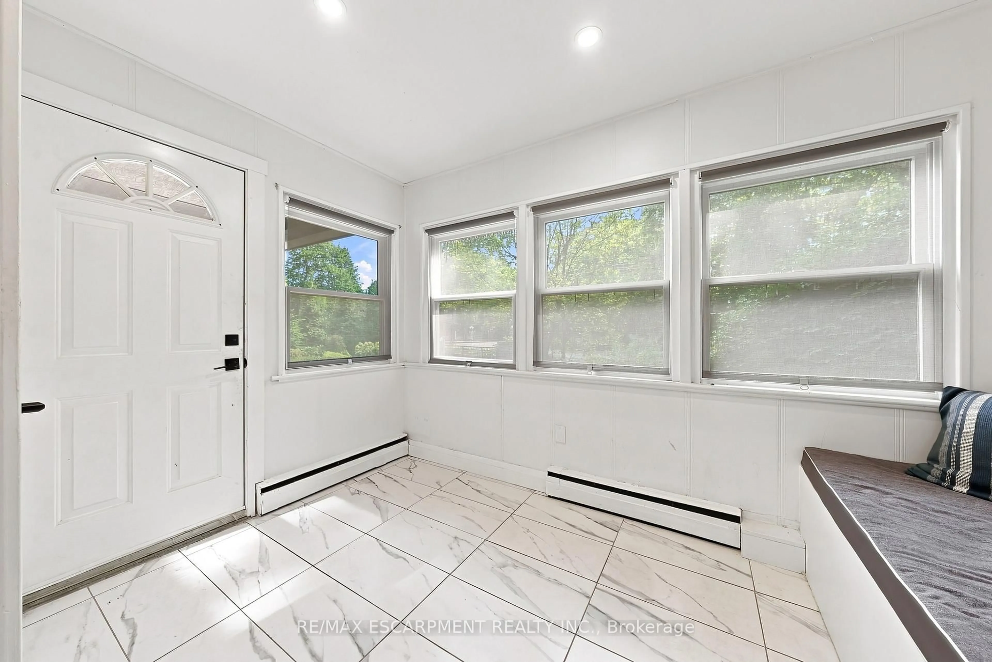 Unknown for 2177 Lakeshore Rd, Burlington Ontario L7R 1A5