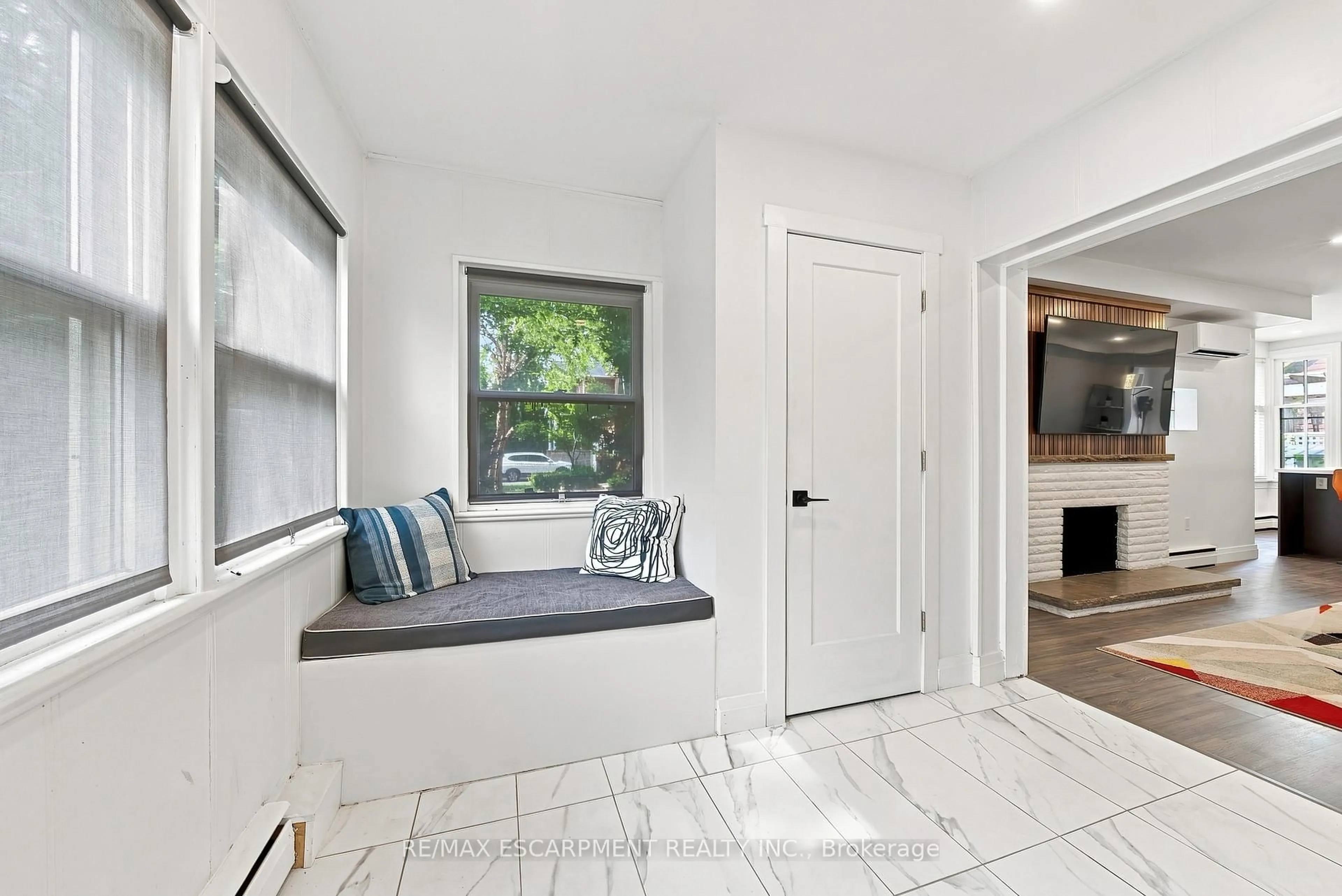 Indoor entryway for 2177 Lakeshore Rd, Burlington Ontario L7R 1A5