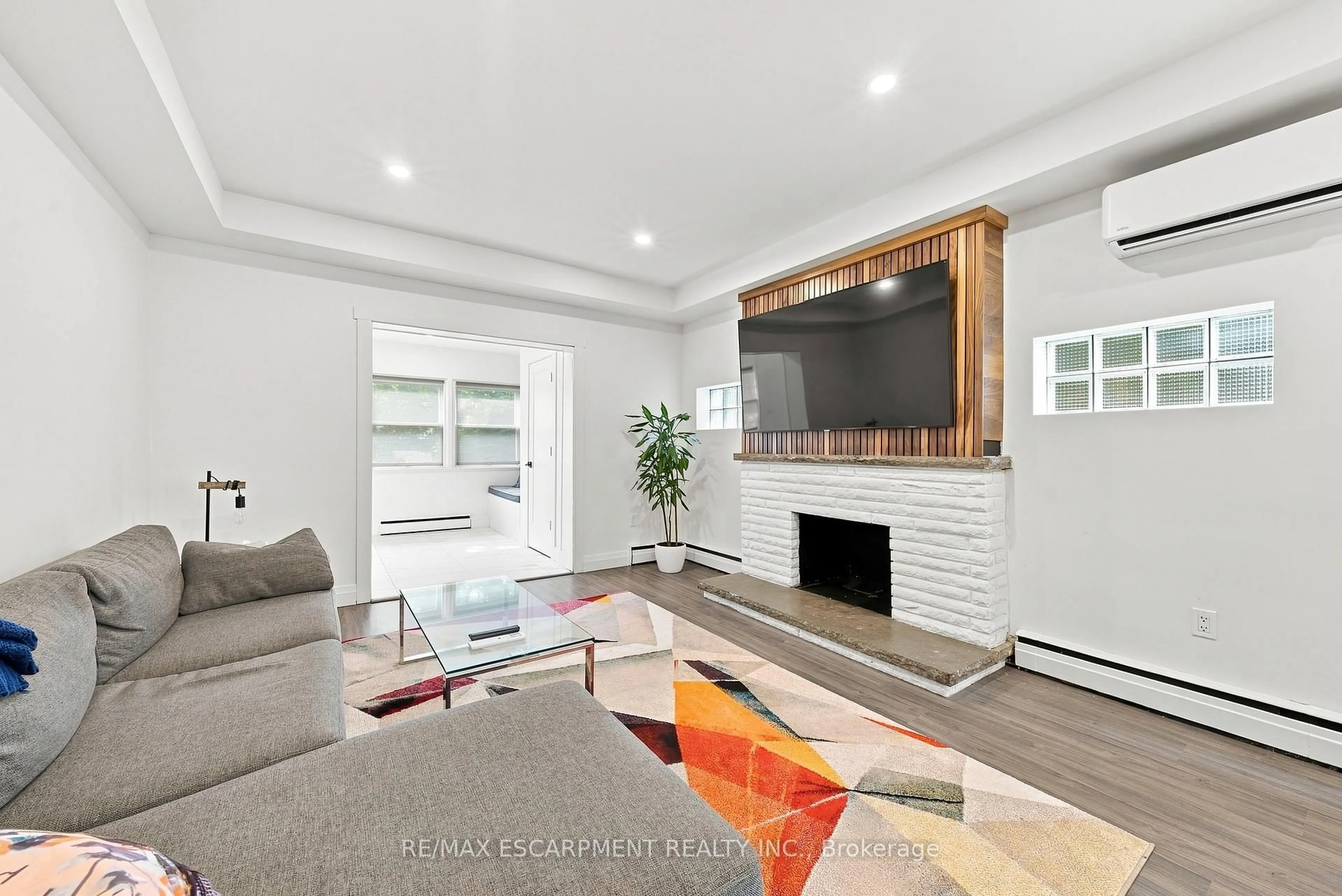 Living room with furniture, unknown for 2177 Lakeshore Rd, Burlington Ontario L7R 1A5