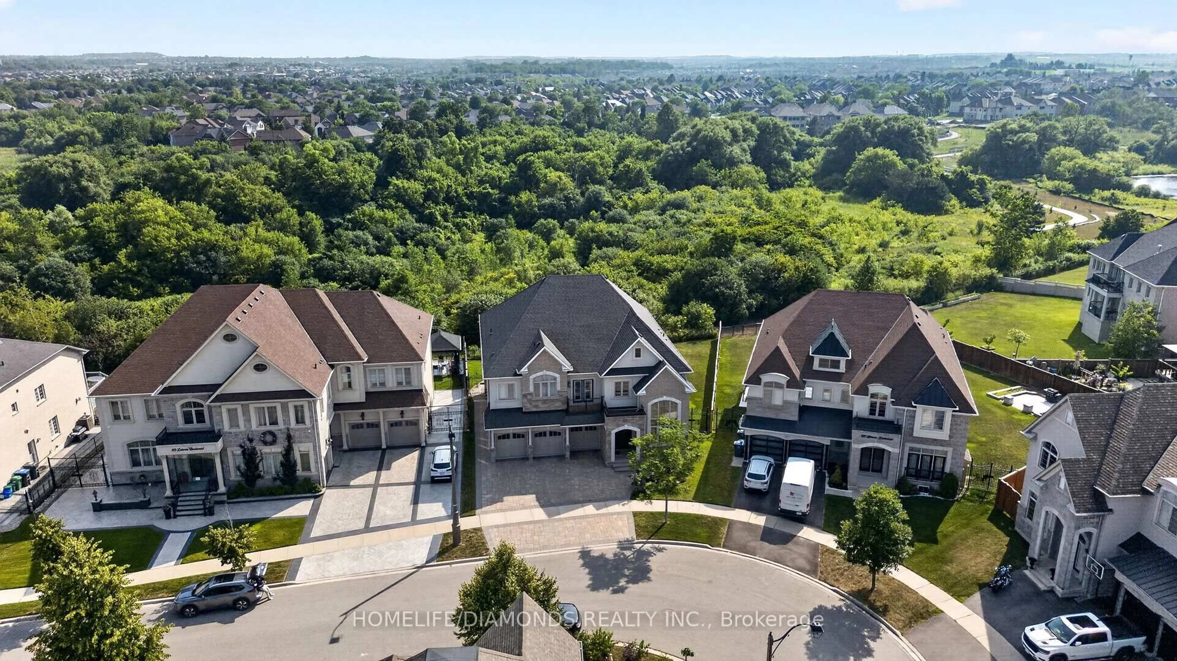 A pic from outside/outdoor area/front of a property/back of a property/a pic from drone, city buildings view from balcony for 115 LATANIA Blvd, Brampton Ontario L6P 2Z2