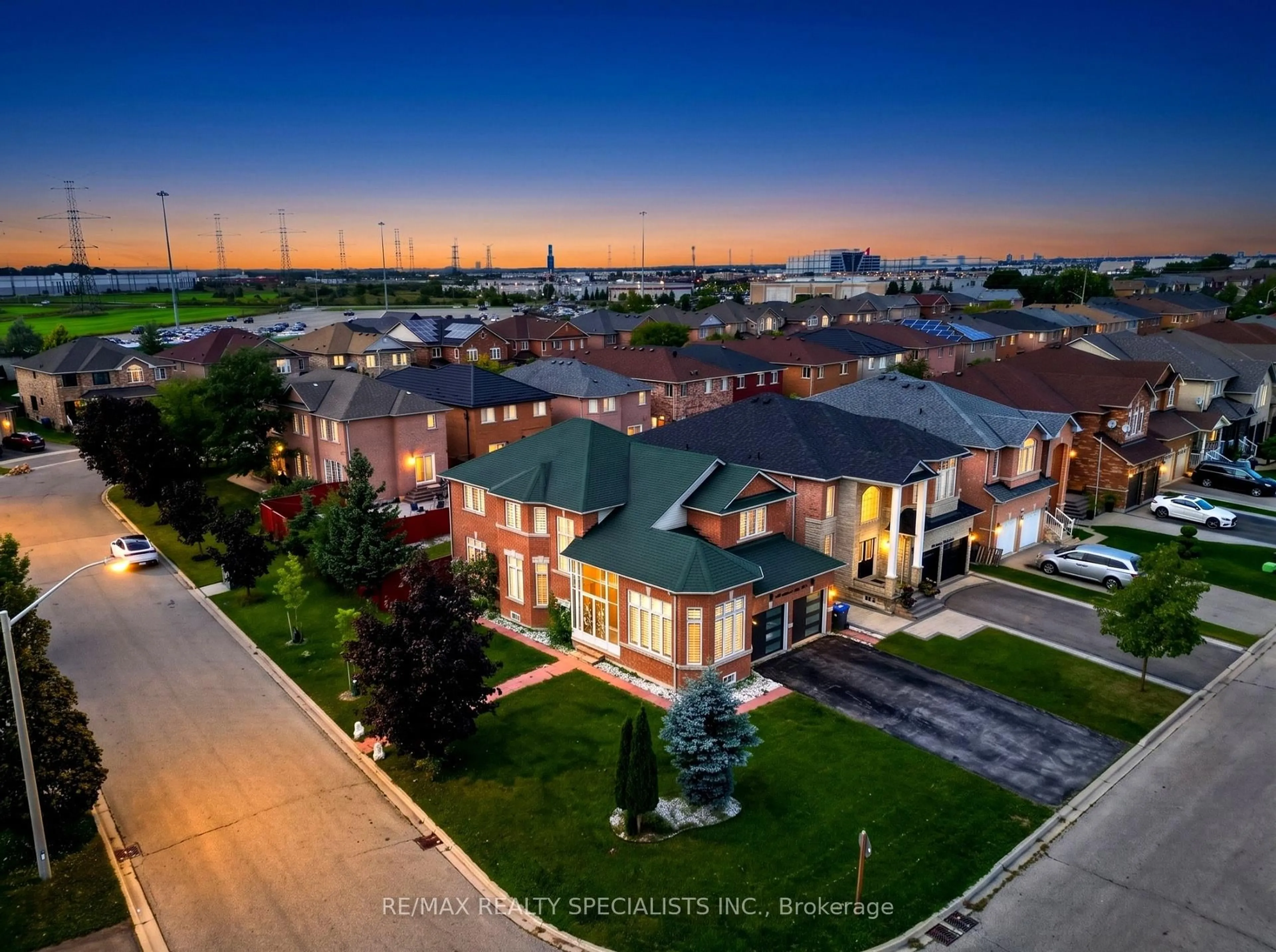 A pic from outside/outdoor area/front of a property/back of a property/a pic from drone, street for 3463 Crimson King Circ, Mississauga Ontario L5N 8M9