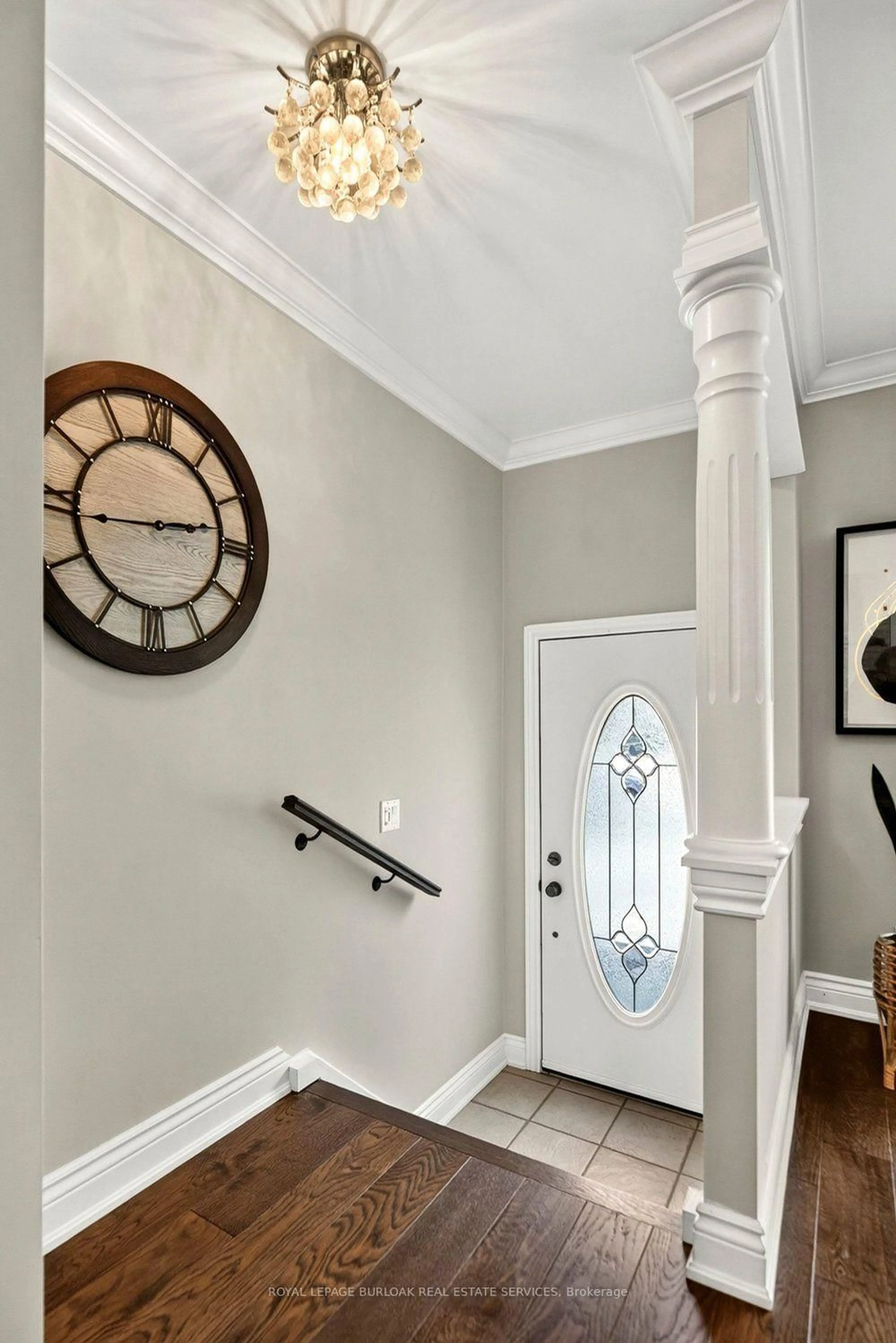 Indoor entryway for 1346 Roylen Rd, Oakville Ontario L6H 1V4