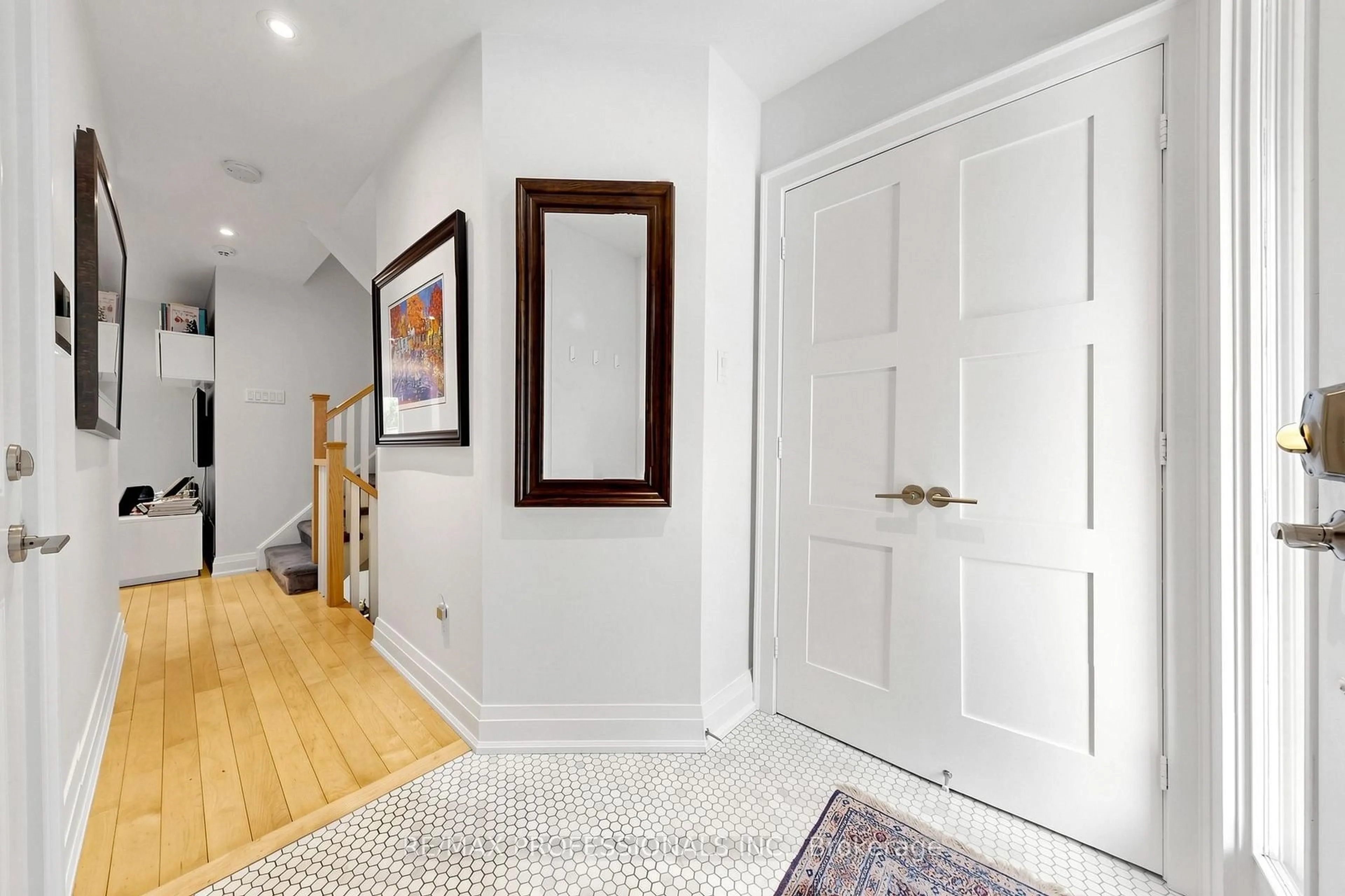 Indoor entryway for 1064 Queen St #15A, Mississauga Ontario L5H 4K3