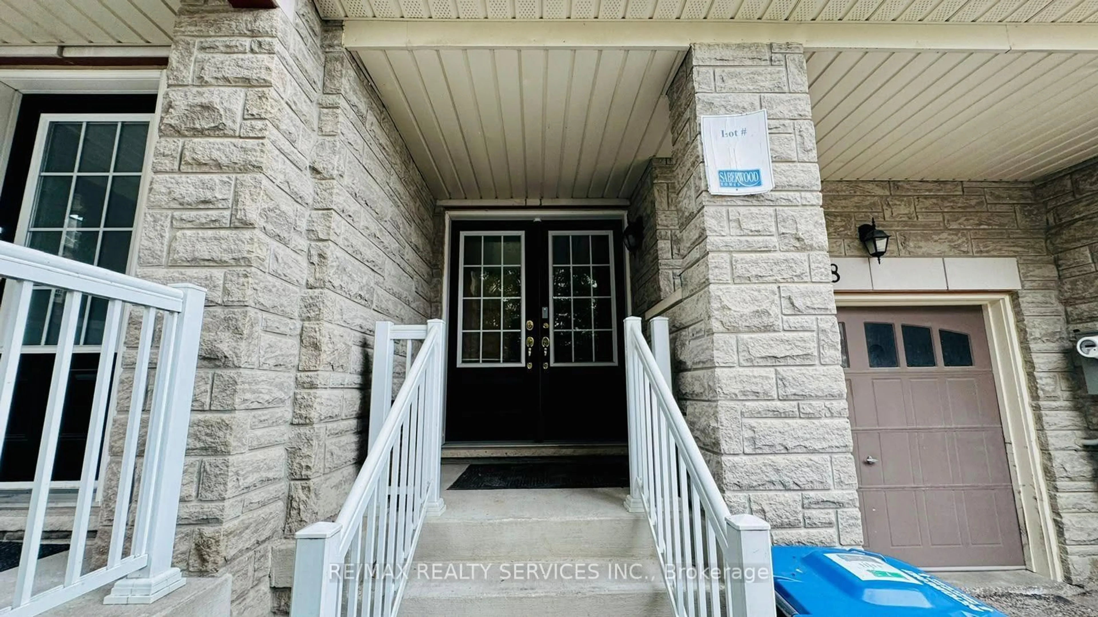 Indoor foyer for 8 Rabbit Run Way, Brampton Ontario L6Z 0J2