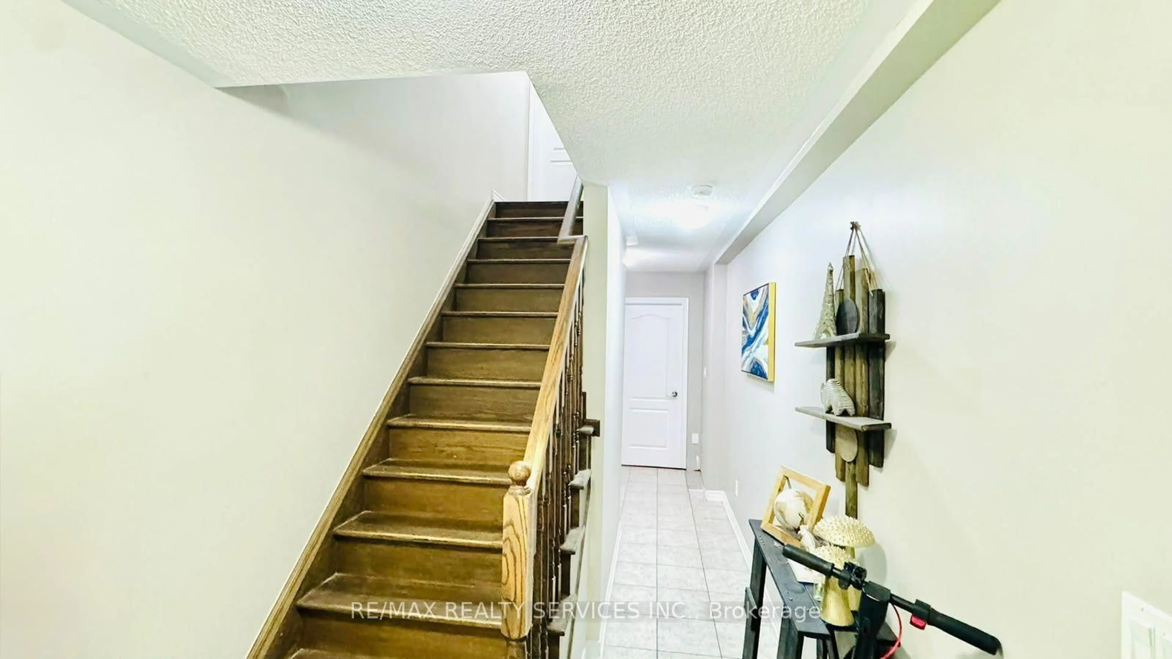 Indoor foyer for 8 Rabbit Run Way, Brampton Ontario L6Z 0J2