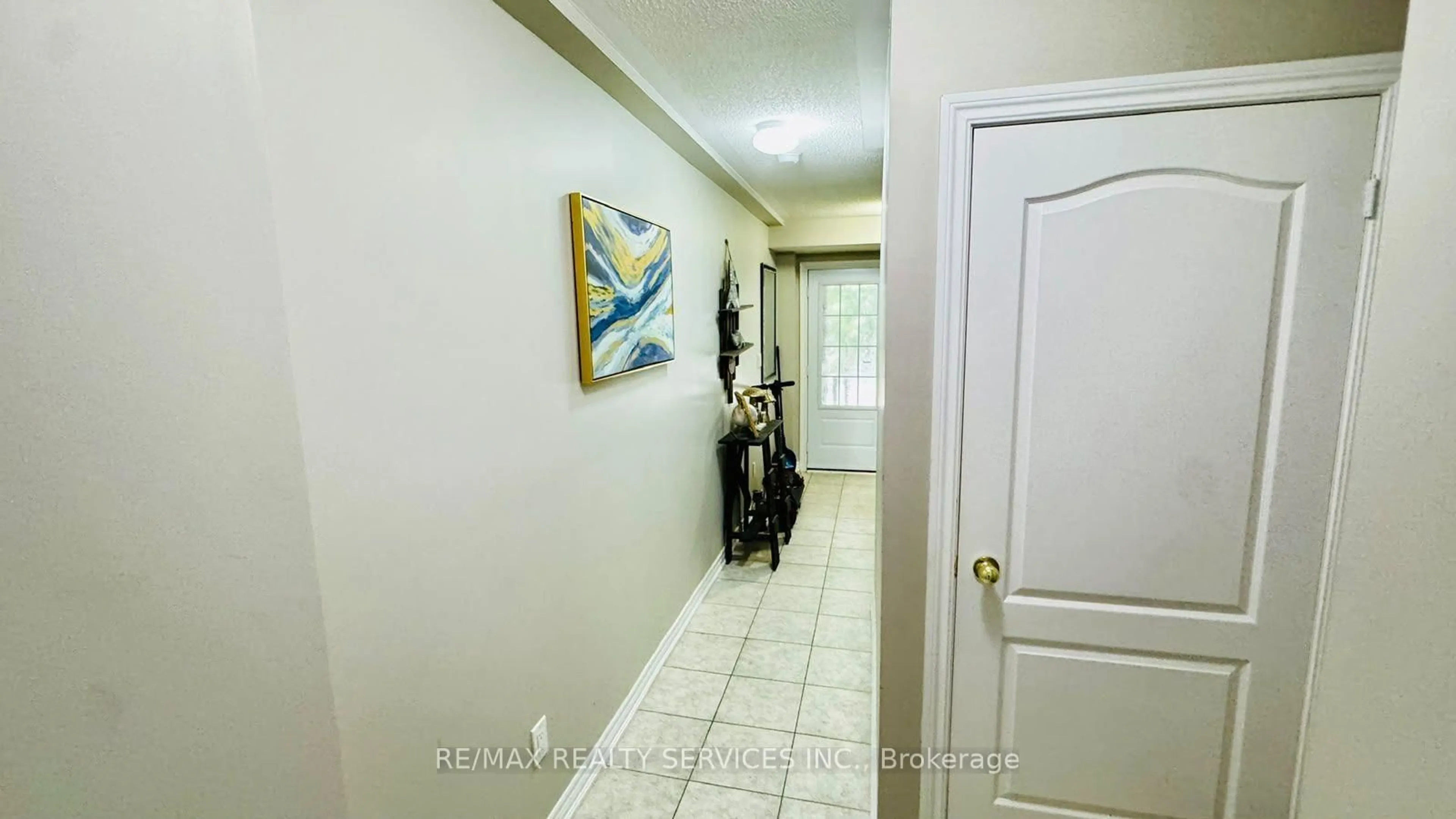 Indoor entryway for 8 Rabbit Run Way, Brampton Ontario L6Z 0J2