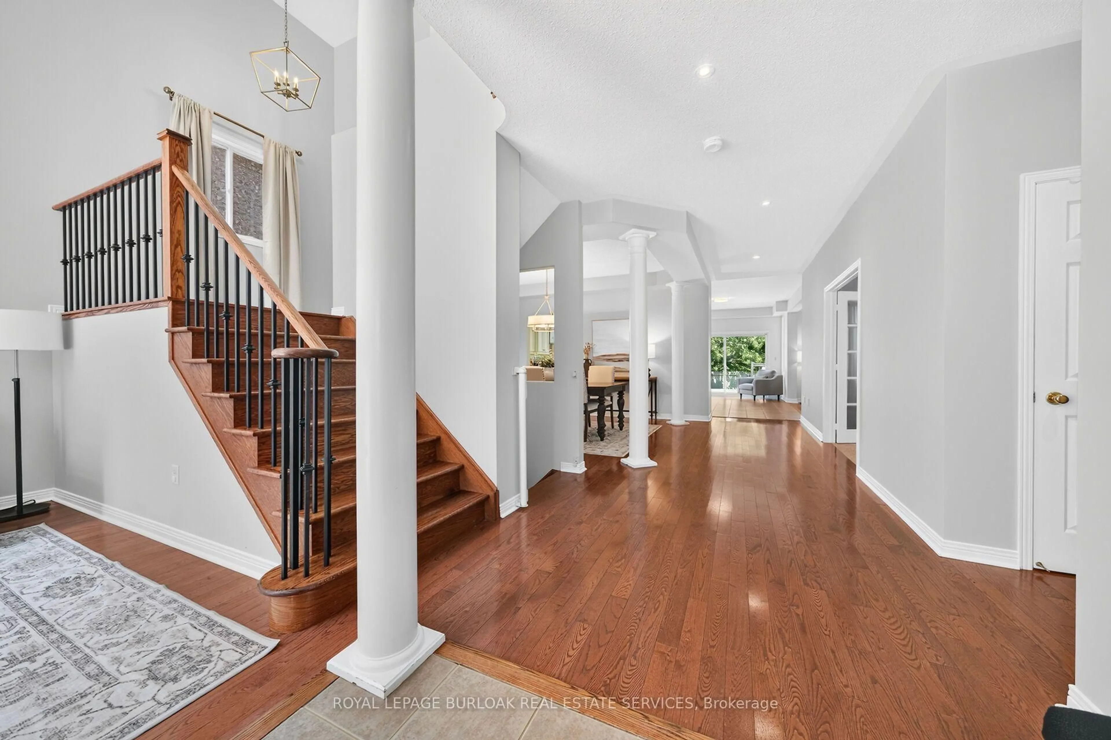 Indoor foyer for 2203 Turnberry Rd, Burlington Ontario L7M 4P9