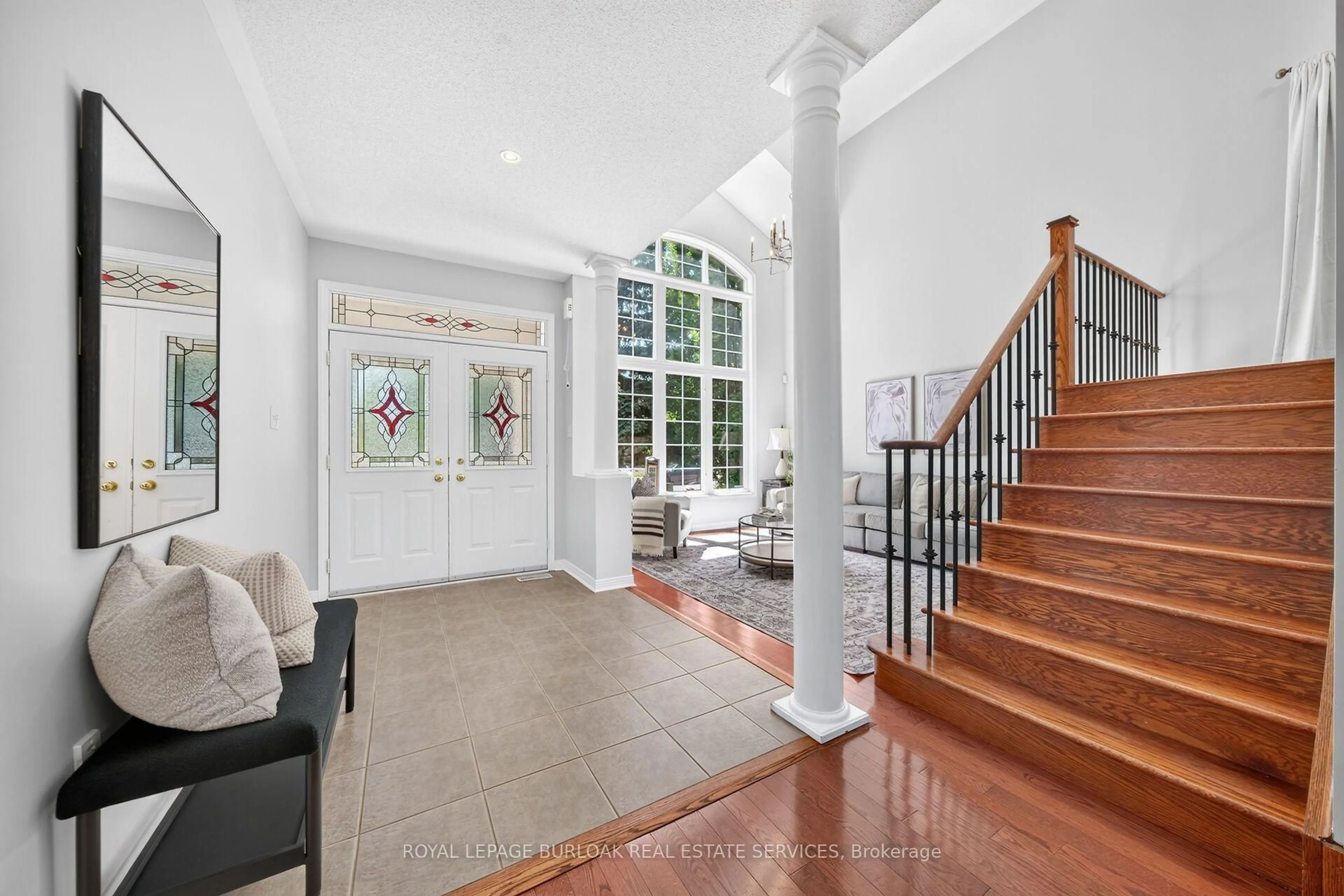 Indoor entryway for 2203 Turnberry Rd, Burlington Ontario L7M 4P9