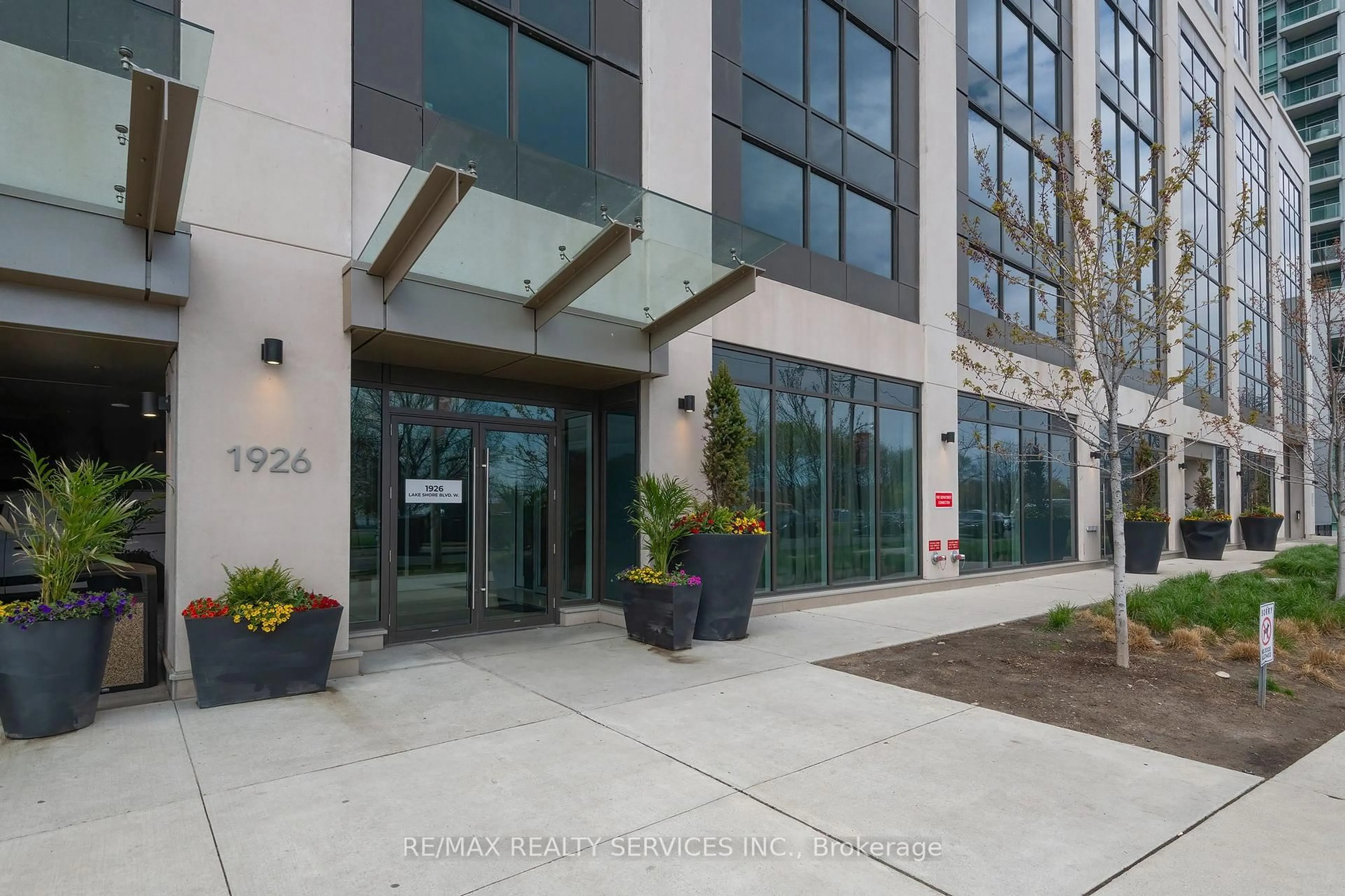 Indoor foyer for 1926 Lake Shore Blvd #1616, Toronto Ontario M6S 1A1