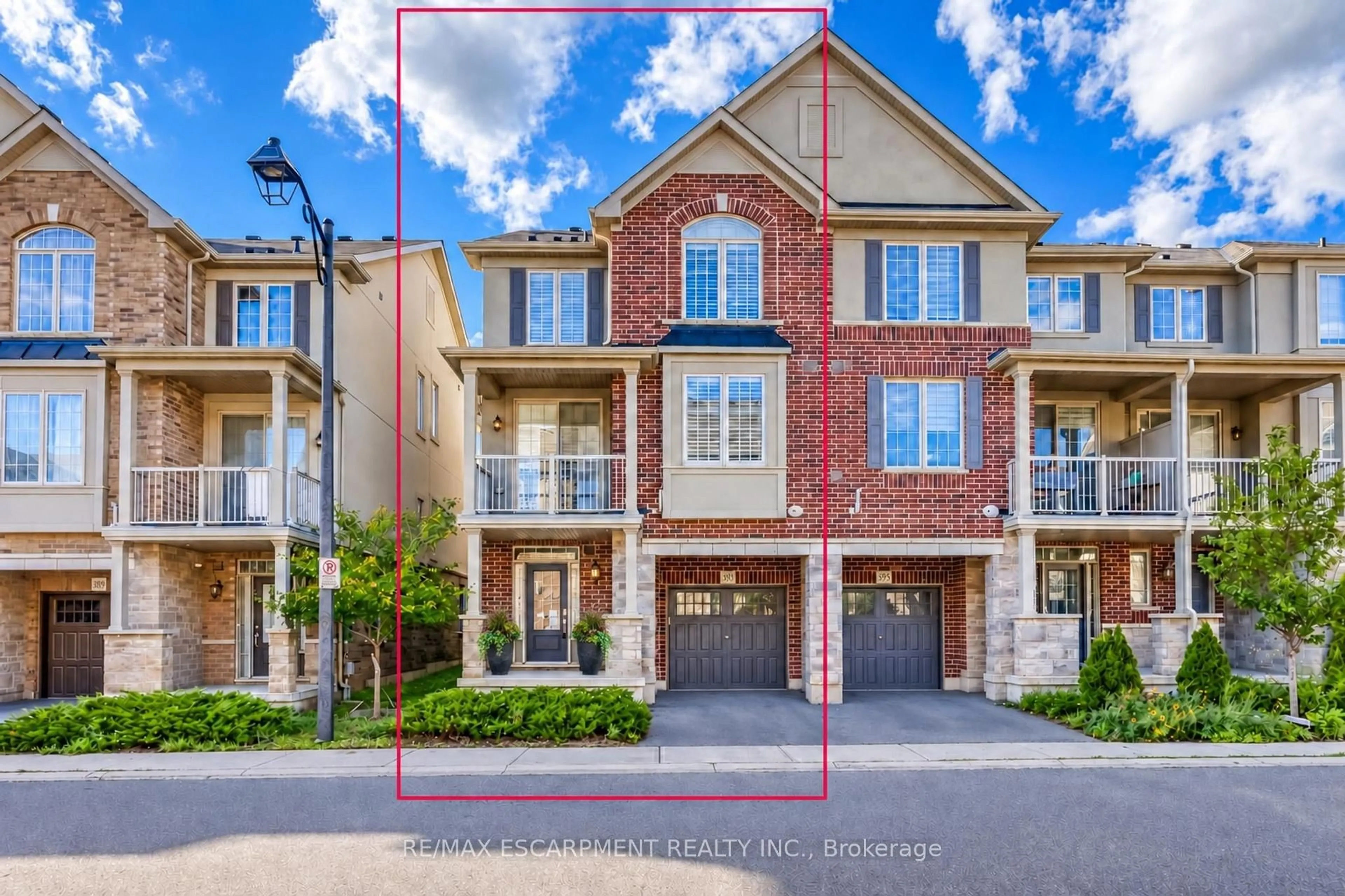 A pic from outside/outdoor area/front of a property/back of a property/a pic from drone, street for 393 Grantham Common, Oakville Ontario L6H 7E3