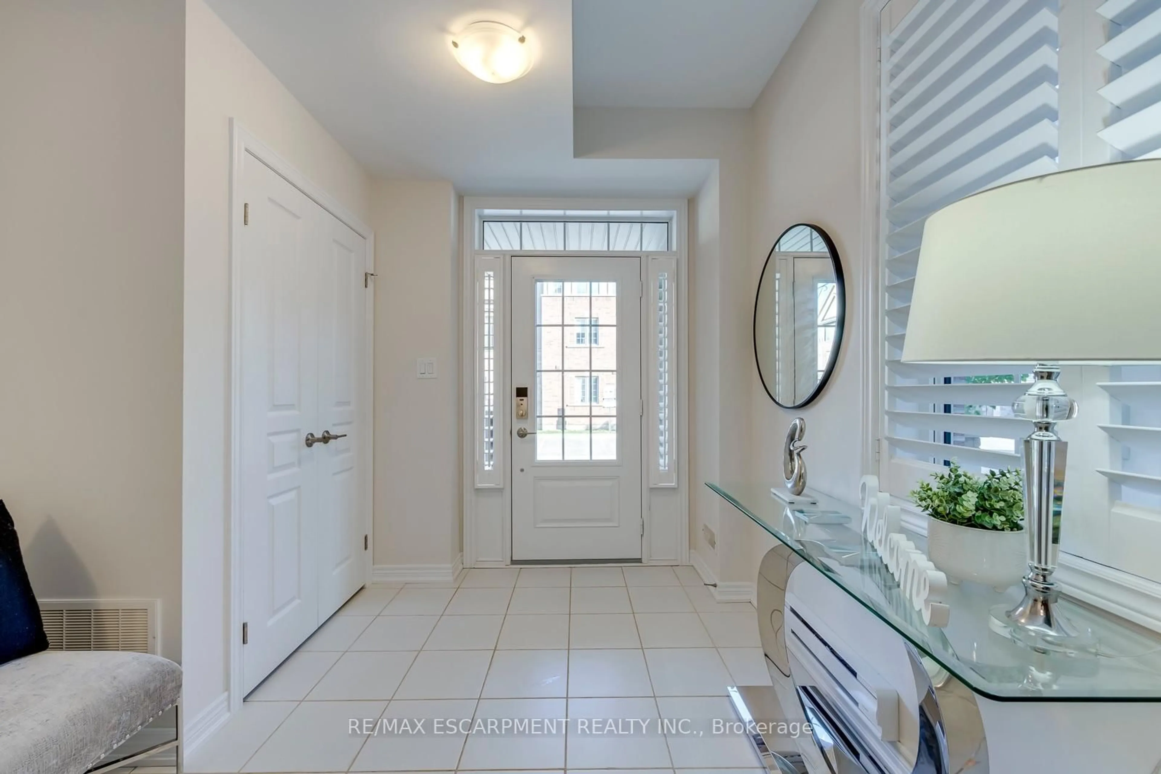 Indoor entryway for 393 Grantham Common, Oakville Ontario L6H 7E3