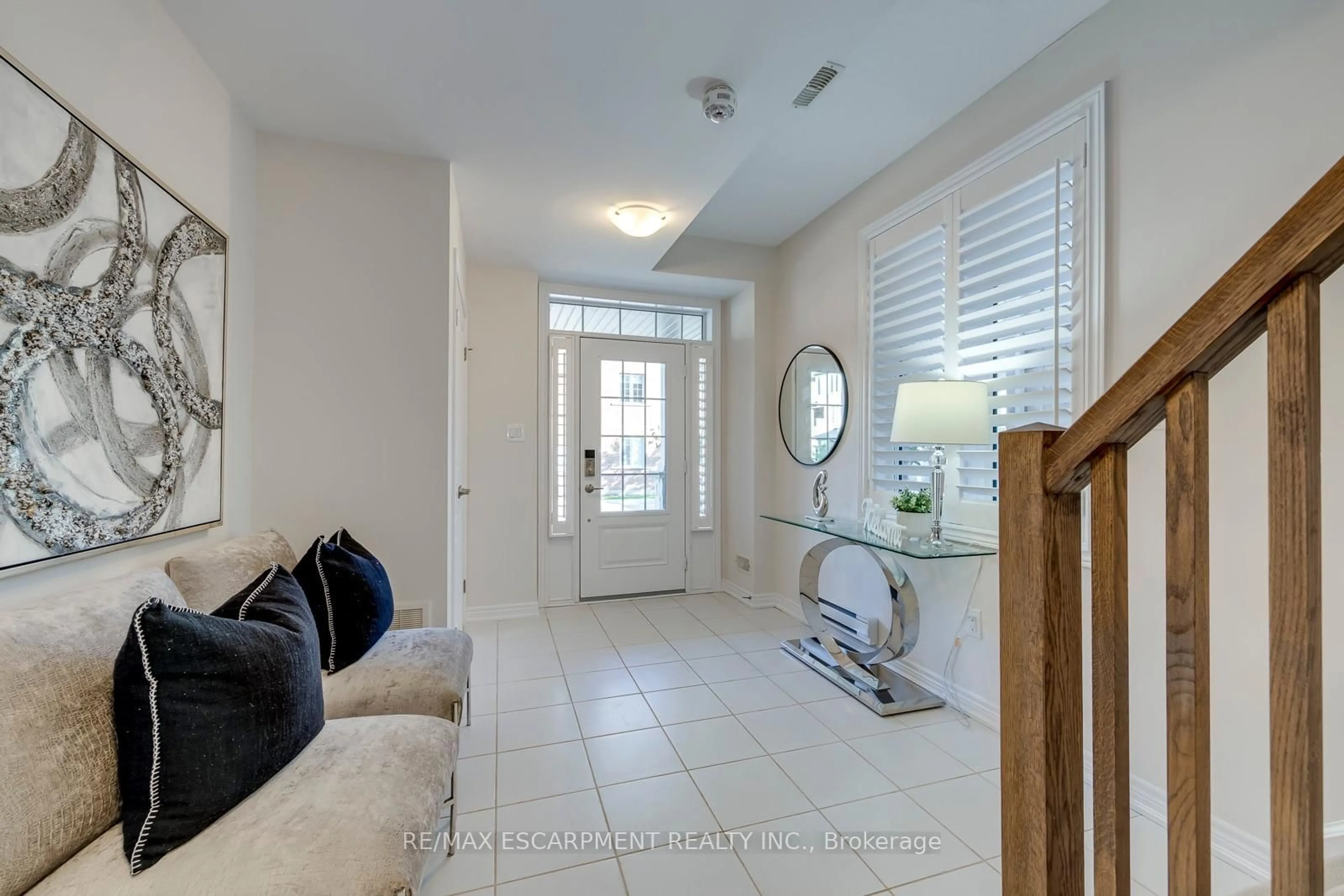 Indoor entryway for 393 Grantham Common, Oakville Ontario L6H 7E3