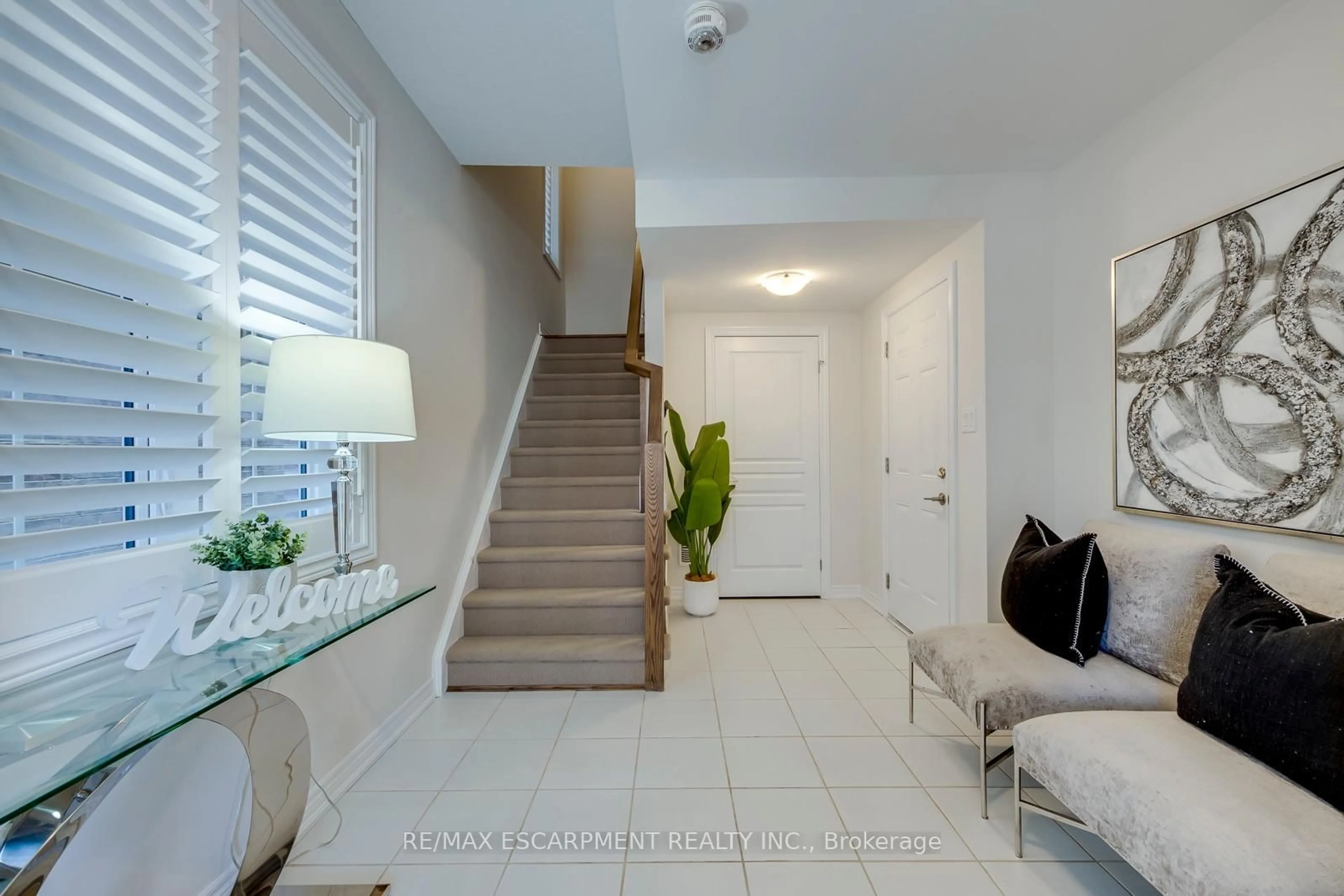 Indoor entryway for 393 Grantham Common, Oakville Ontario L6H 7E3