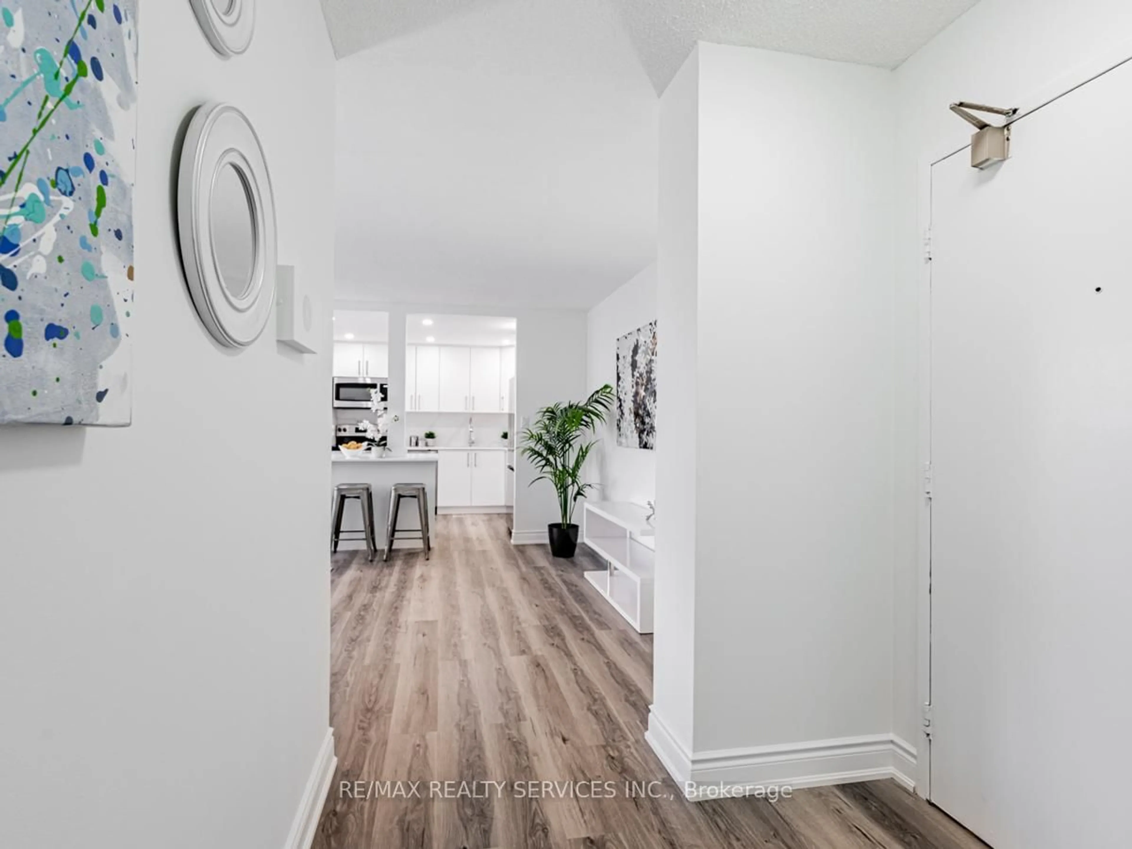 Indoor entryway for 3590 Kaneff Cres #1108, Mississauga Ontario L5A 3X3