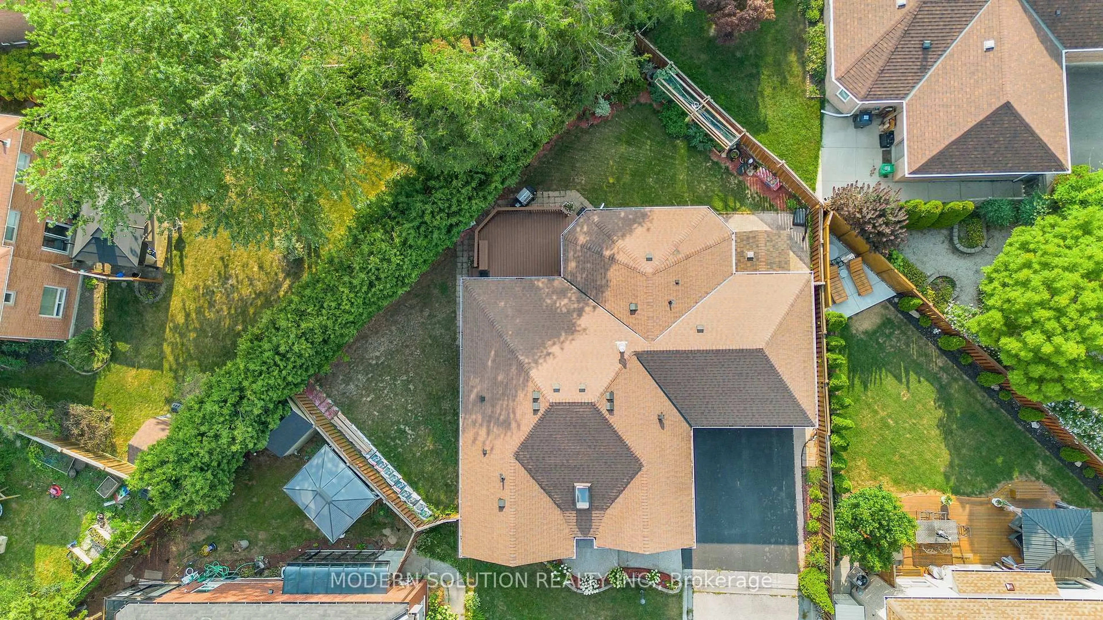 A pic from outside/outdoor area/front of a property/back of a property/a pic from drone, unknown for 6431 Tenth Line, Mississauga Ontario L5N 7J5