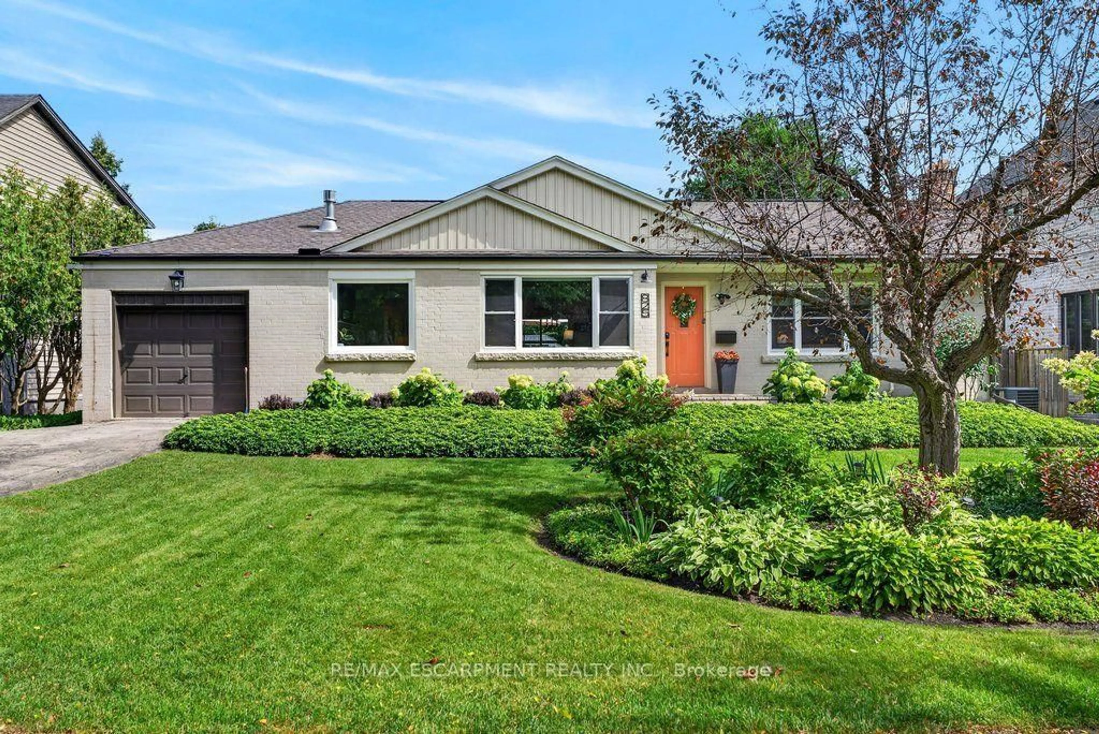Home with vinyl exterior material, street for 825 King Rd, Burlington Ontario L7T 3K8