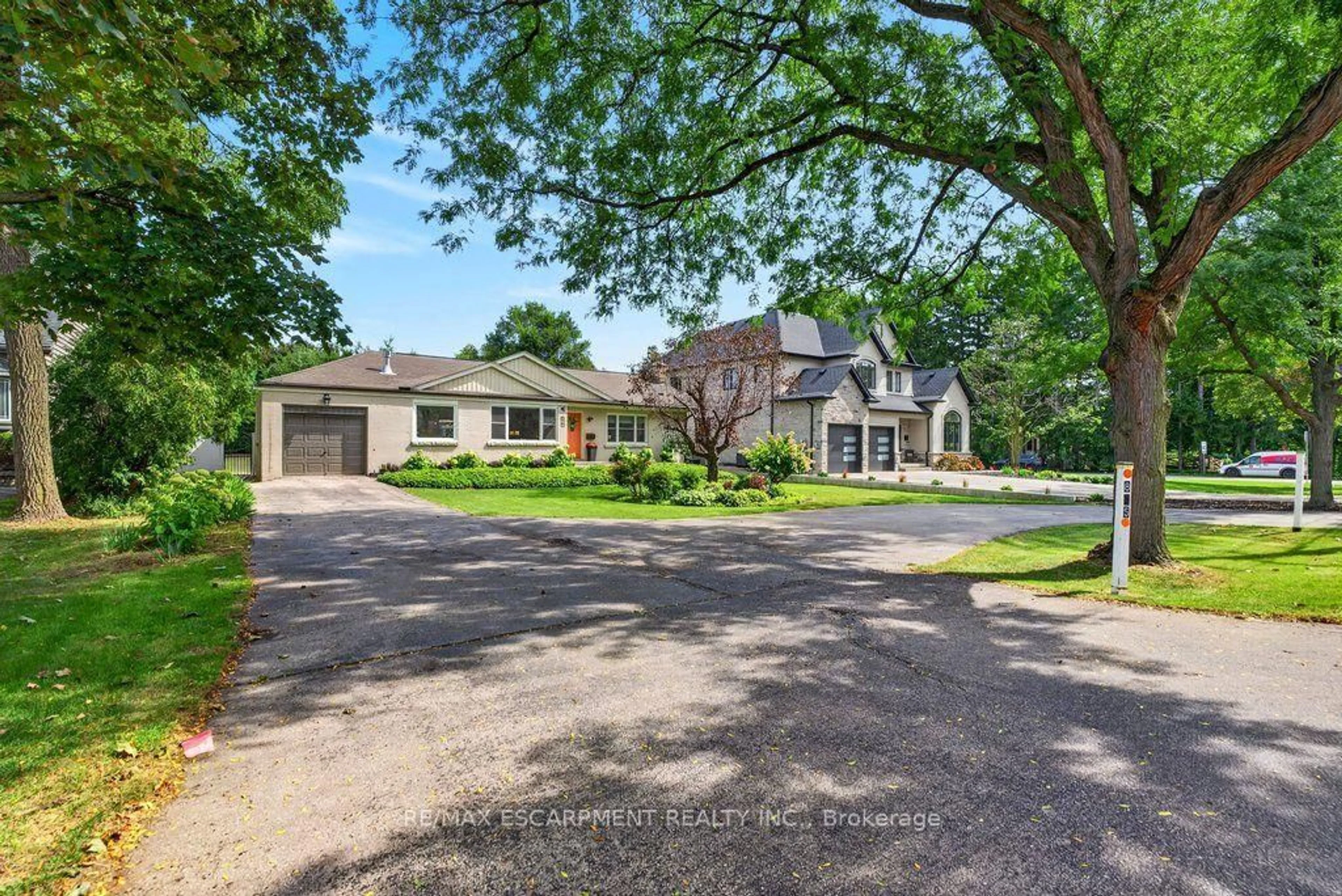 A pic from outside/outdoor area/front of a property/back of a property/a pic from drone, street for 825 King Rd, Burlington Ontario L7T 3K8