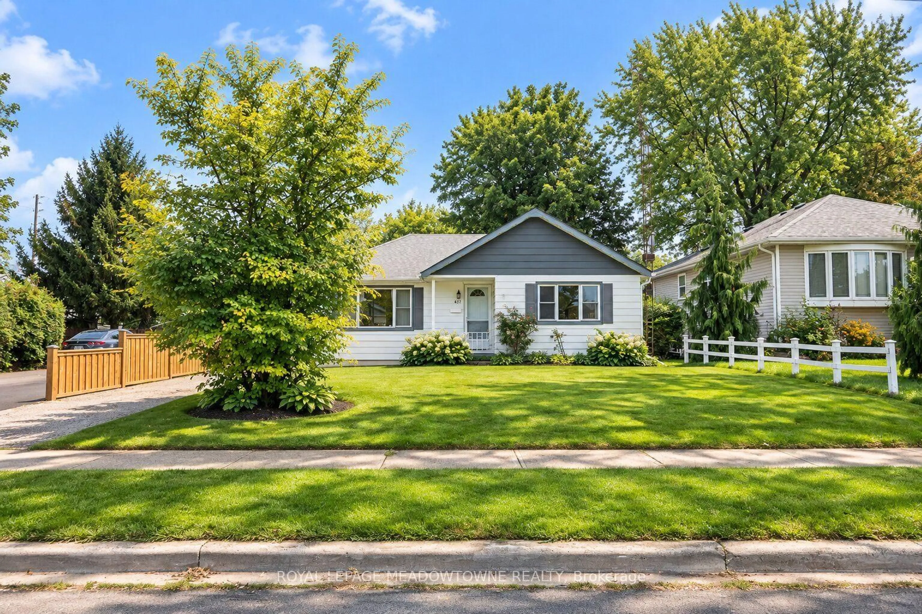 Home with vinyl exterior material, street for 436 Broadway Ave, Milton Ontario L9T 1T9